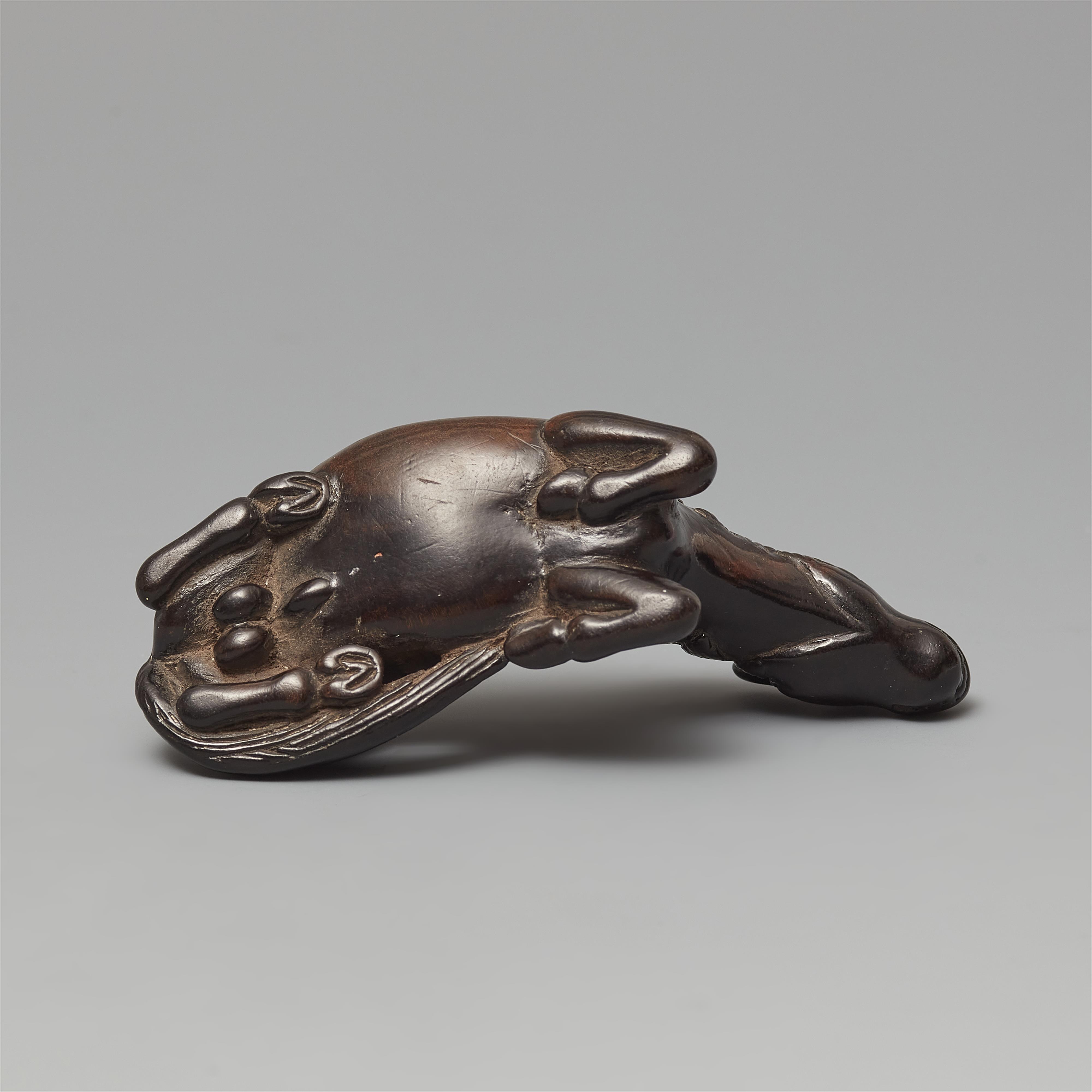 Netsuke eines großen liegenden Hengstes. Wahrscheinlich Kaki-Holz. 19. Jh. - image-3