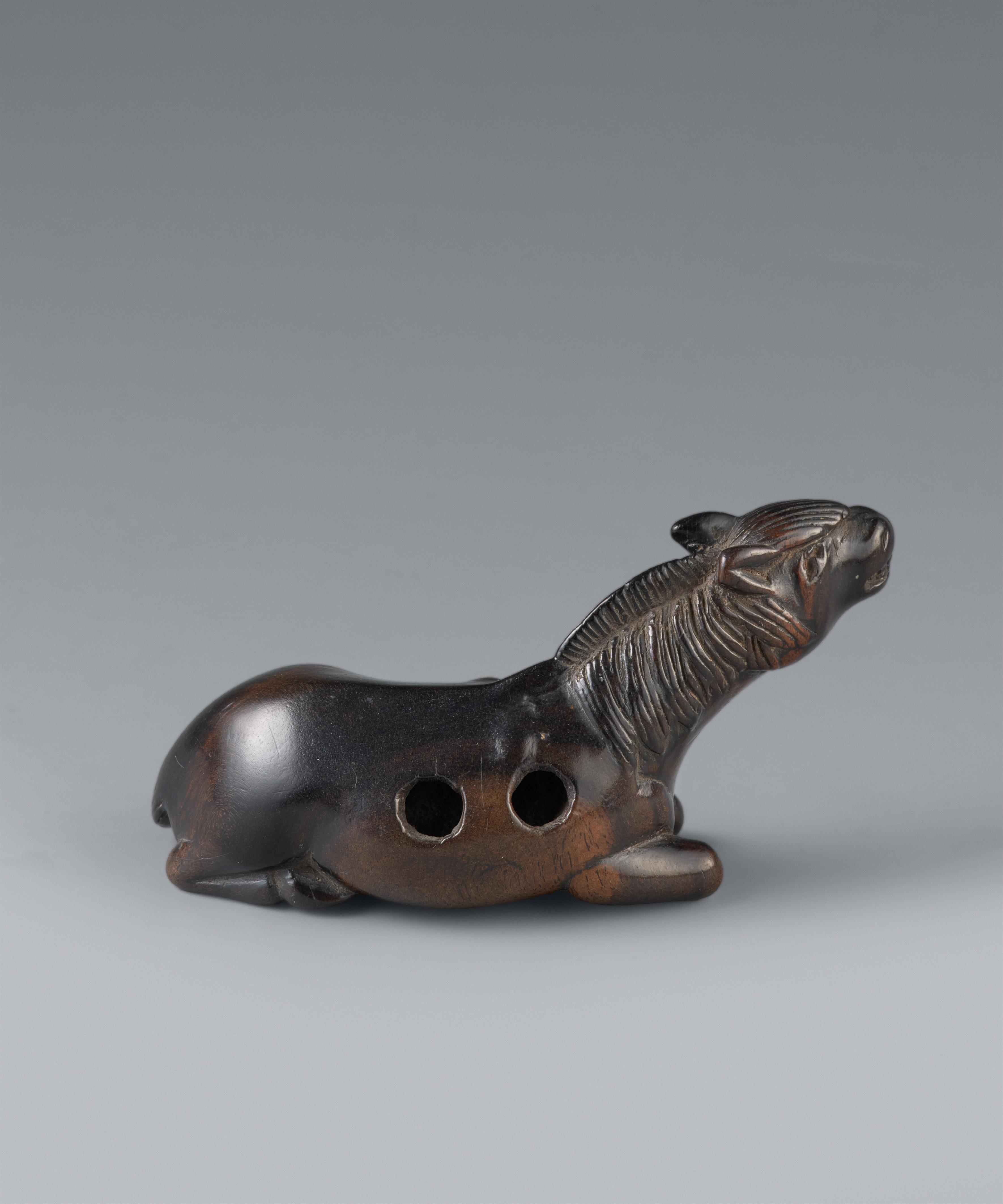 A large probably kaki wood netsuke of a recumbent stallion. 19th century - image-4