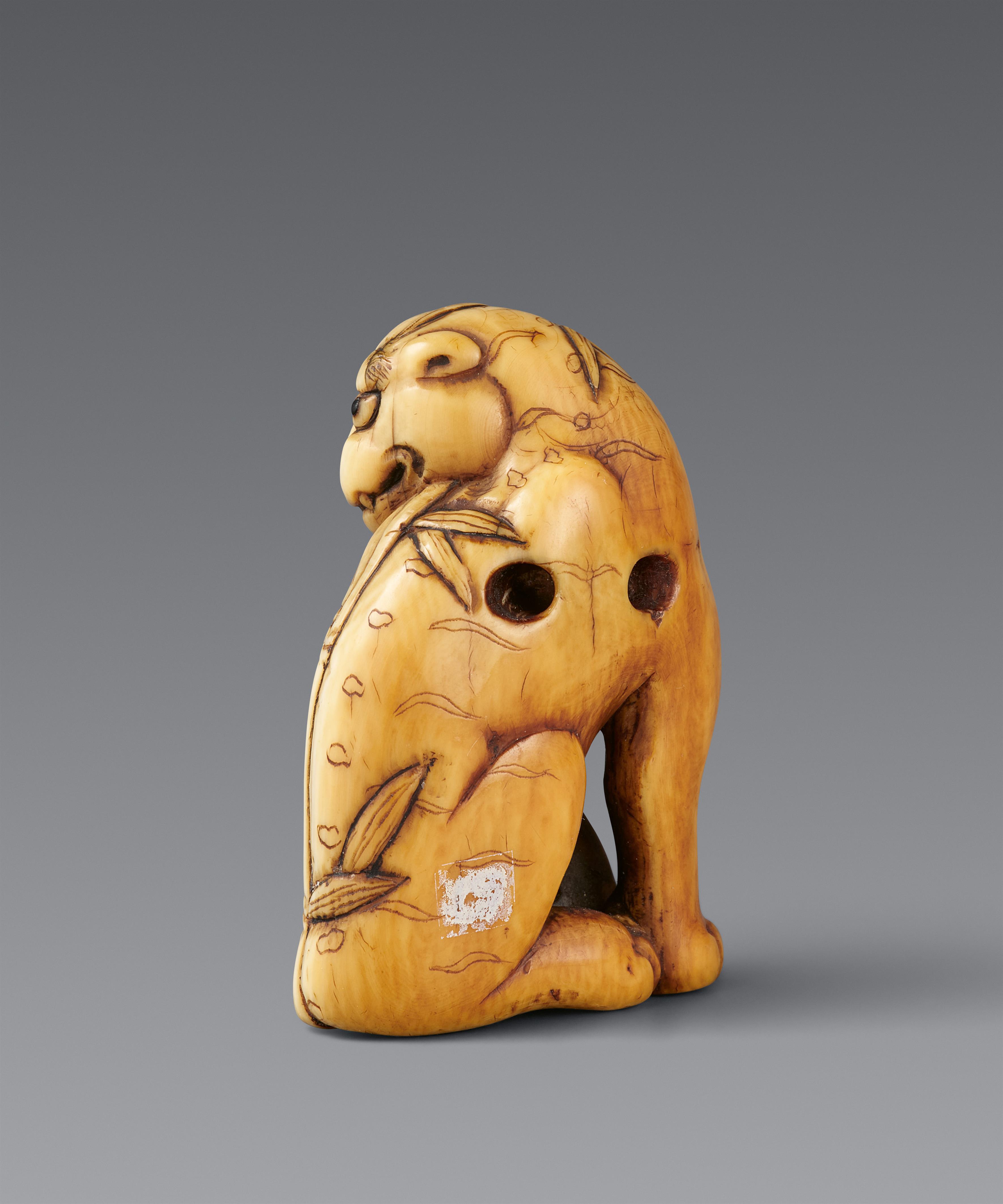 An ivory netsuke of a seated tiger. 18th century - image-2