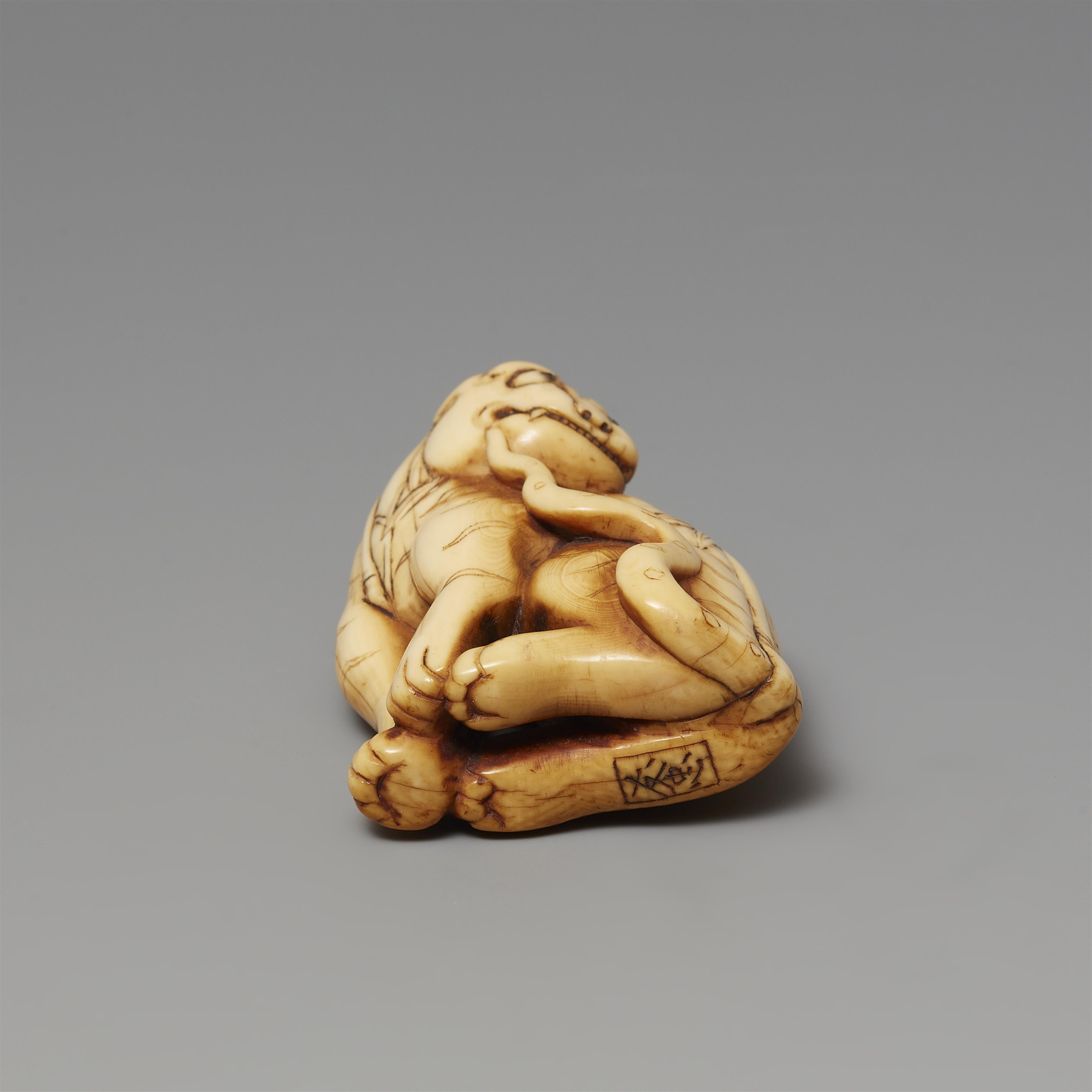 An ivory netsuke of a seated tiger. 18th century - image-6