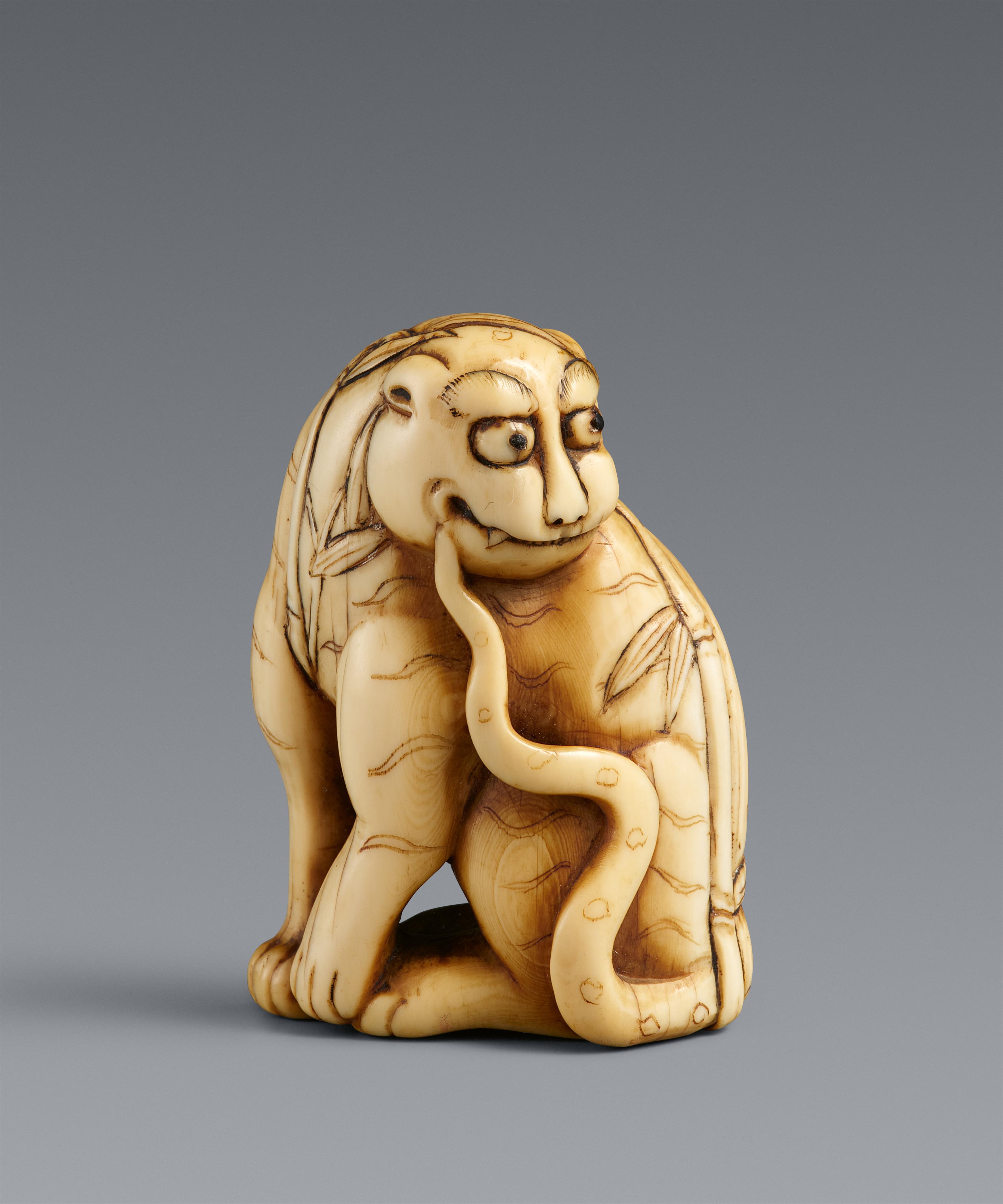 An ivory netsuke of a seated tiger. 18th century - image-1