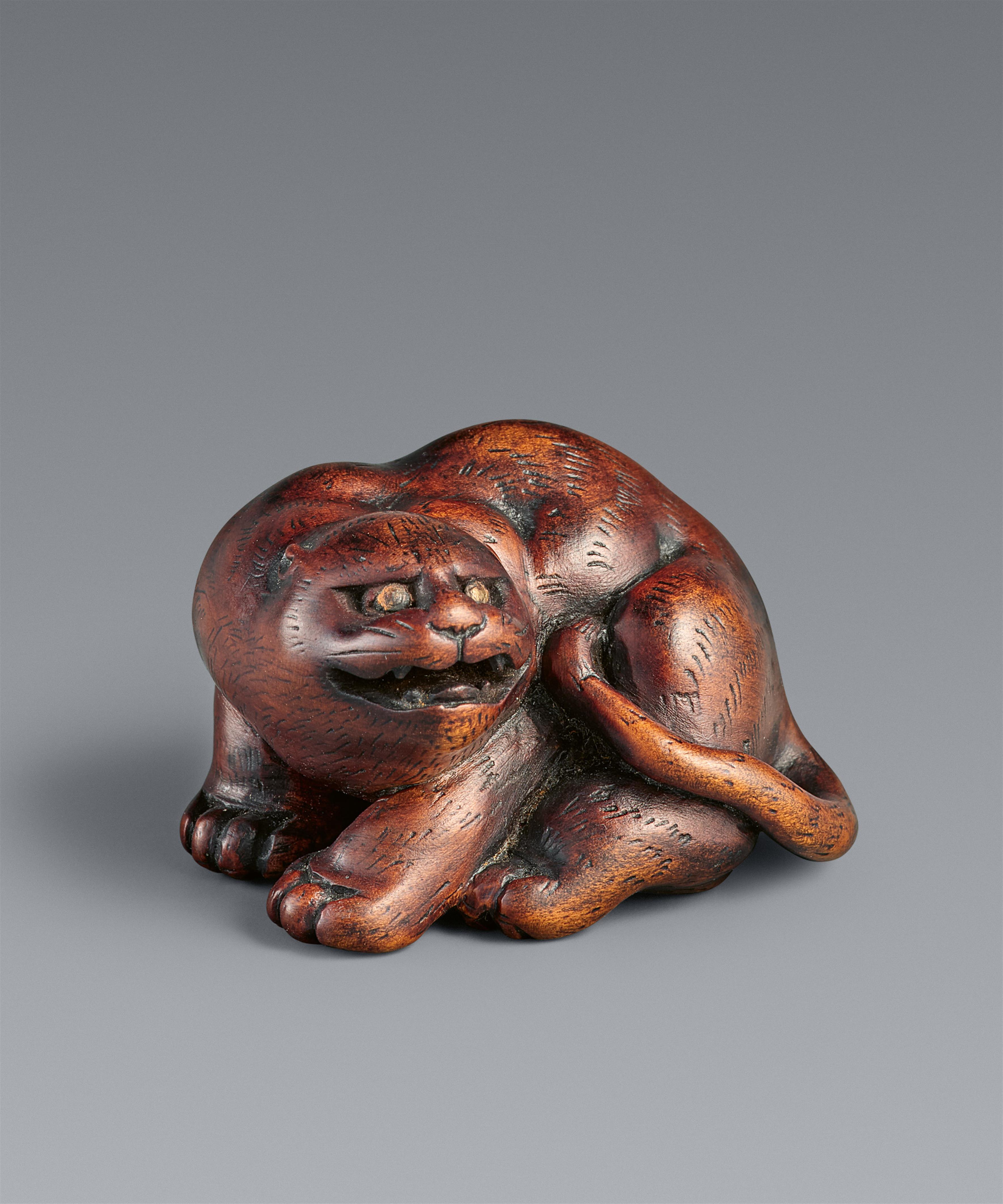 A wood netsuke of a crouching tiger. 19th century - image-1