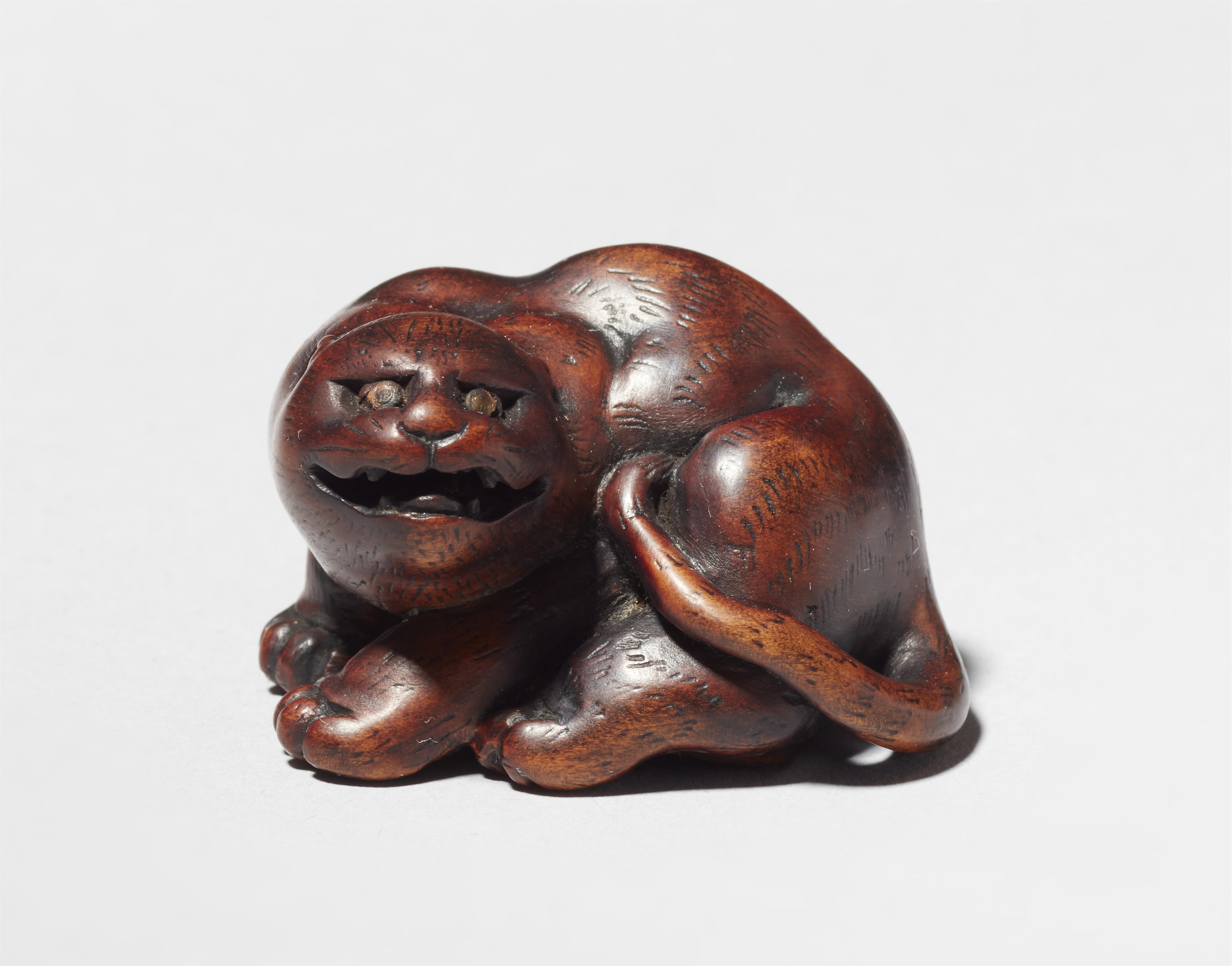 Netsuke eines fauchenden Tigers. Holz. 19. Jh. - image-2