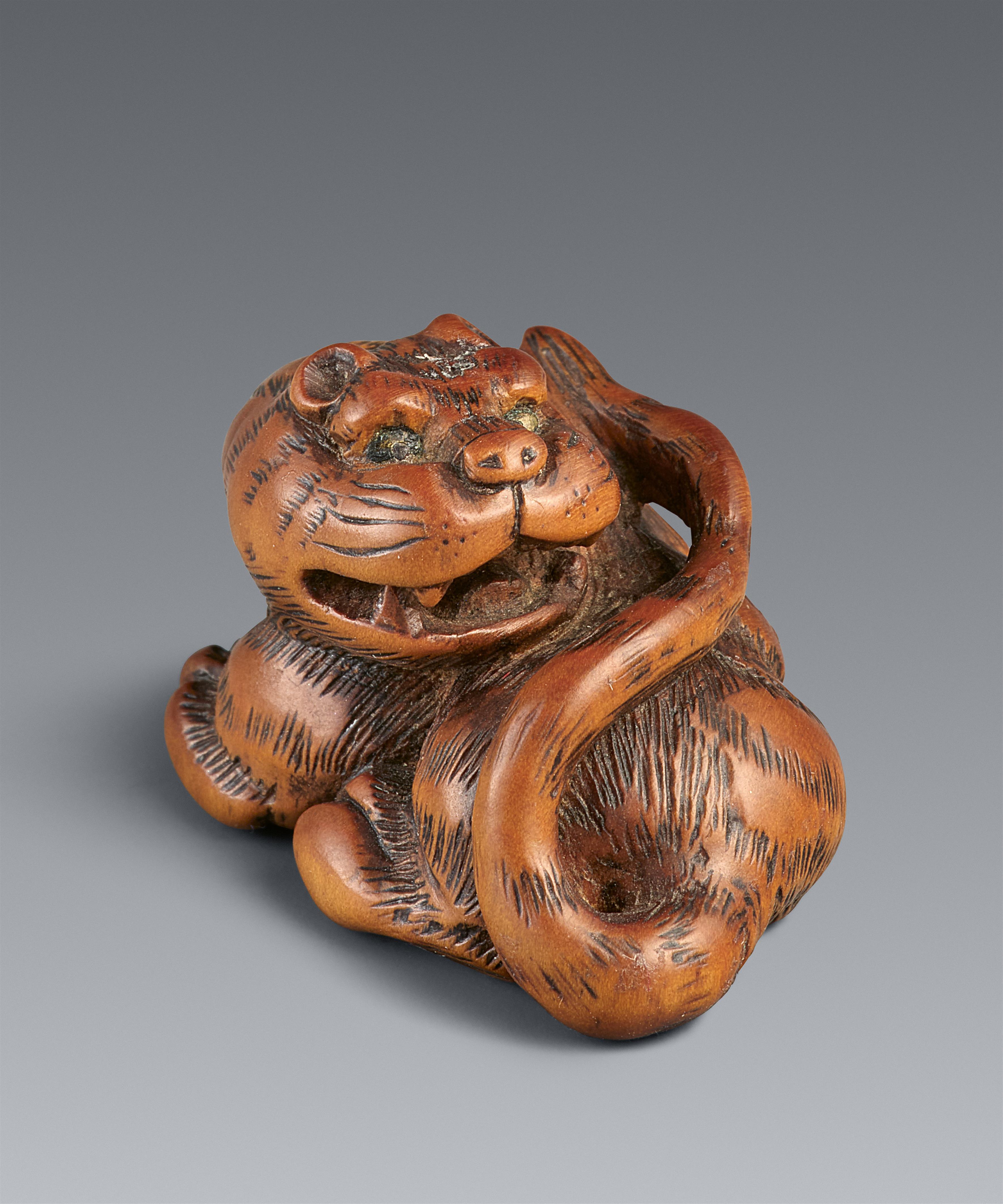 A Tsu boxwood netsuke of a howling tiger in the manner of Minko. Early 19th century - image-1