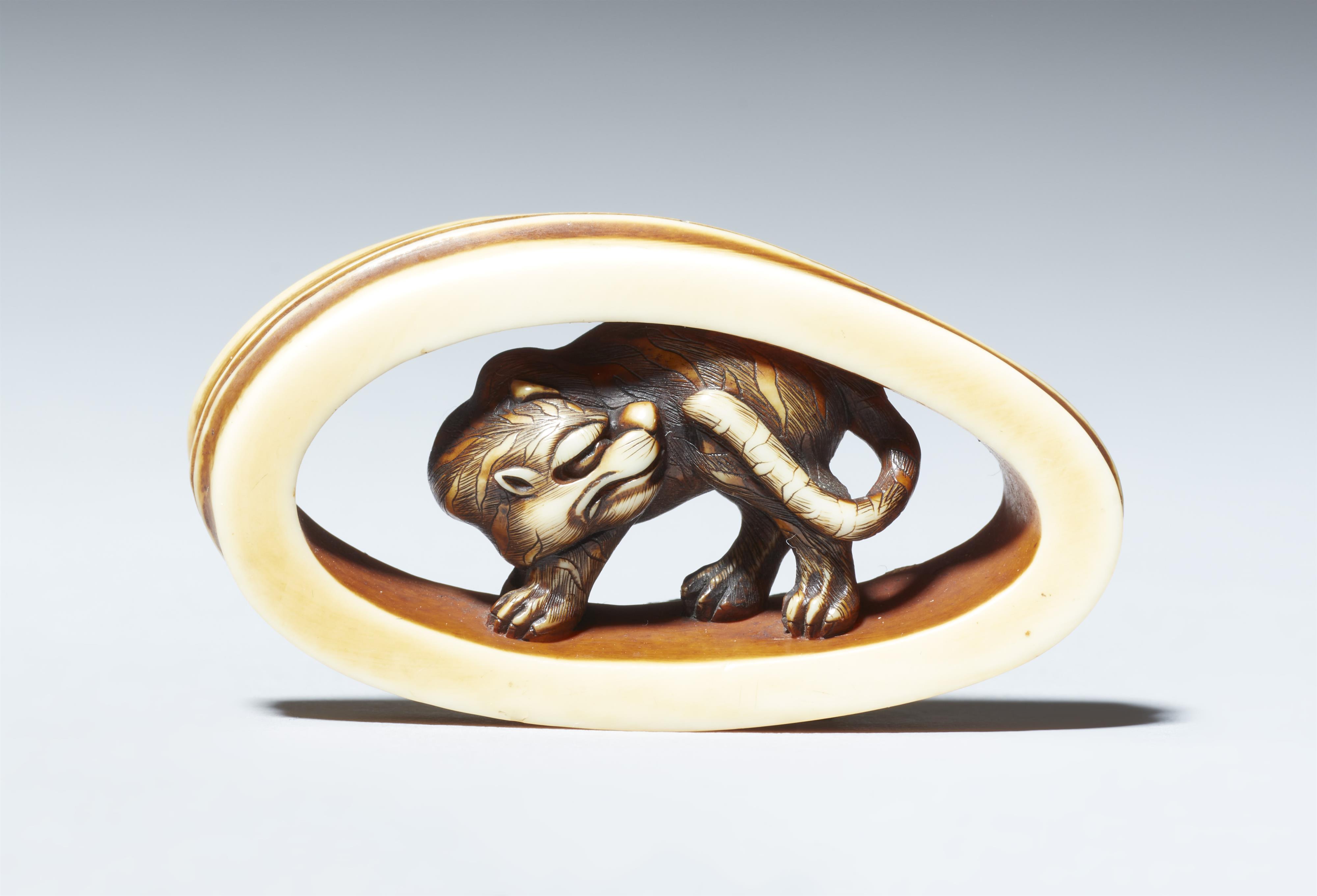 Netsuke eines Tigers in einem Bambusring. Elfenbein, teilweise eingefärbt. Osaka. Um 1860 - image-3