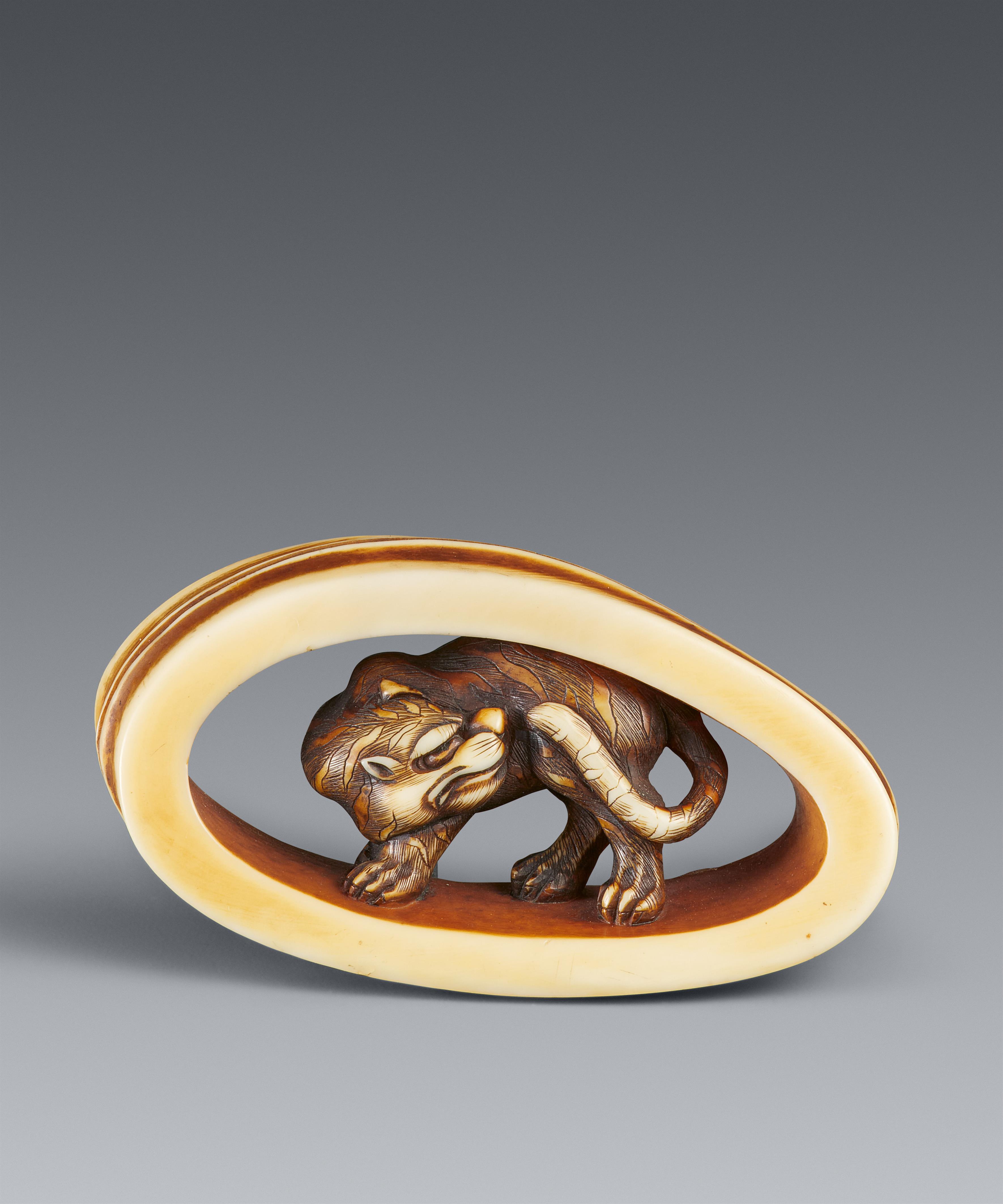 Netsuke eines Tigers in einem Bambusring. Elfenbein, teilweise eingefärbt. Osaka. Um 1860 - image-1