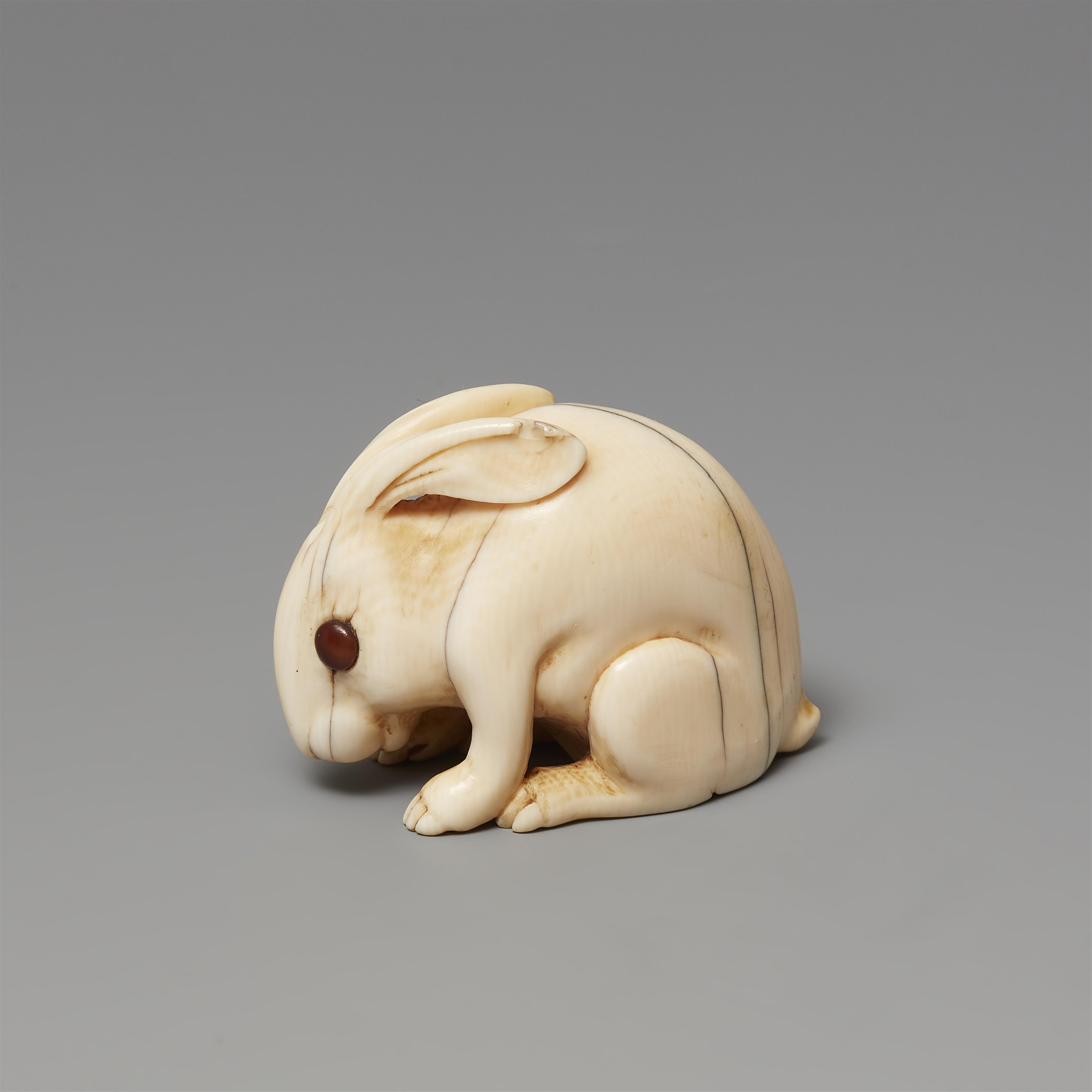 Netsuke eines großen Hasen. Elfenbein. Kyoto. Frühes 19. Jh. - image-4