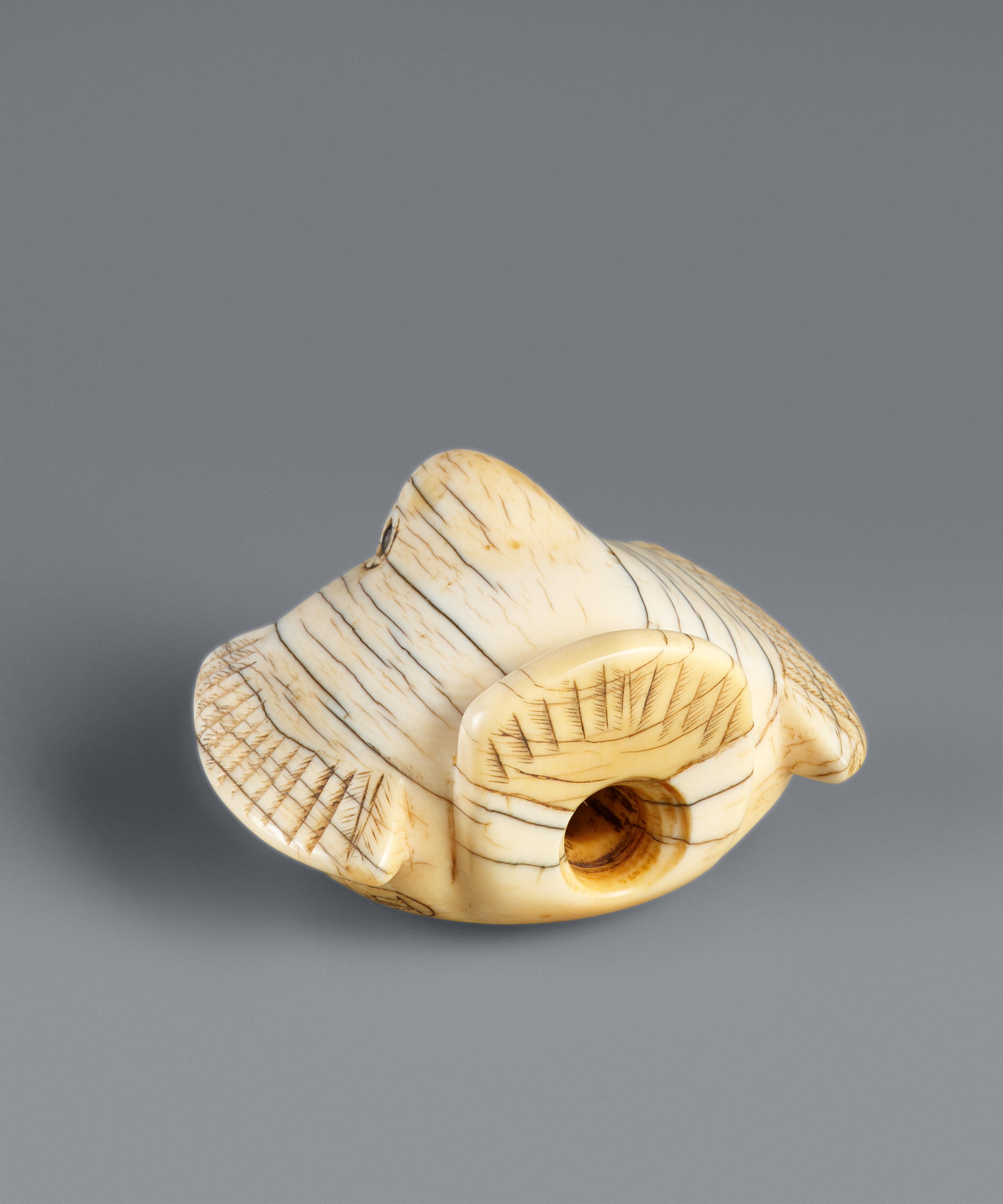 A very large ivory netsuke of a fukura suzume. Second half 18th century - image-8