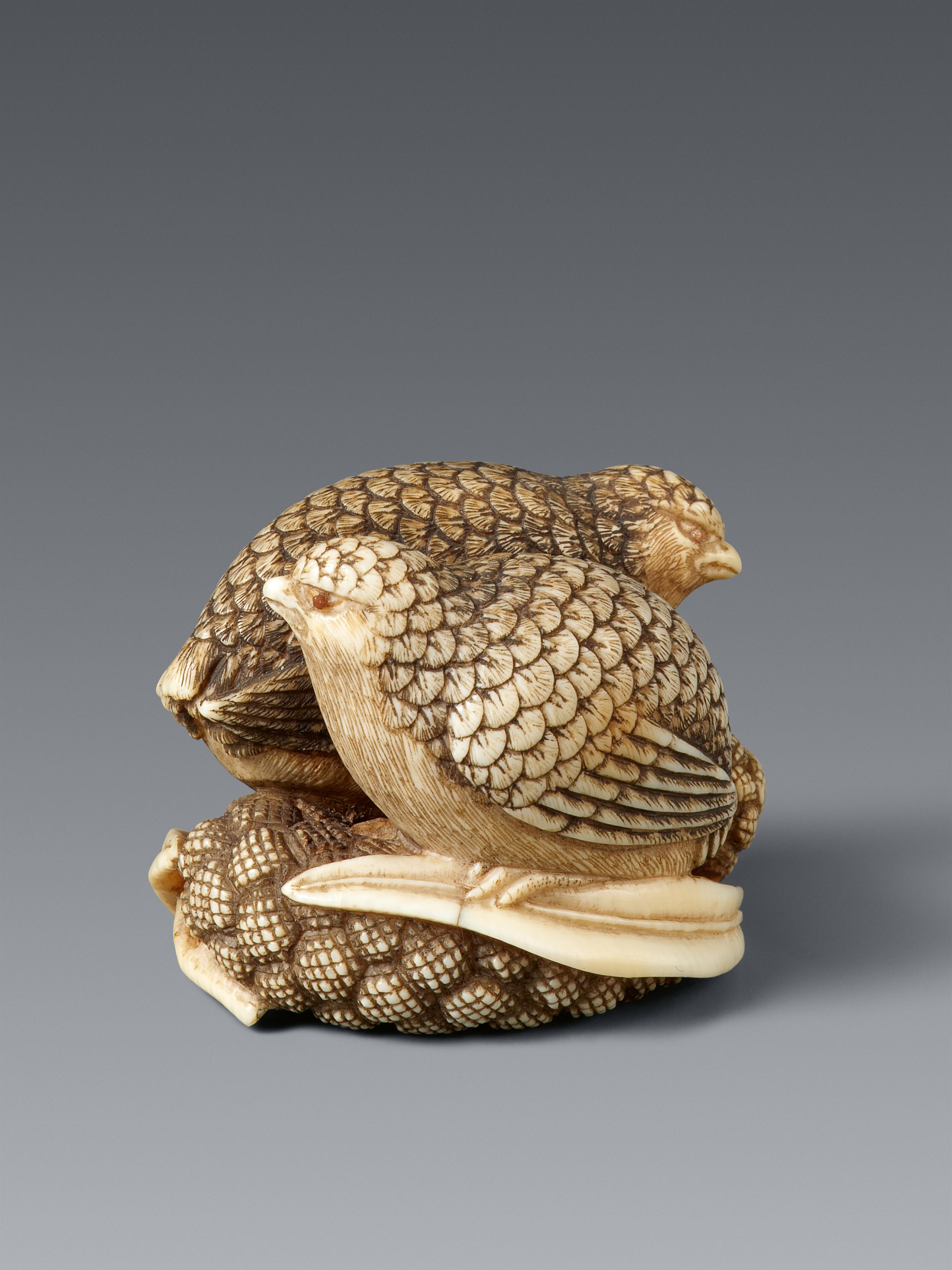 Netsuke zweier Wachteln auf Hirse. Elfenbein. Kyoto. Frühes 19. Jh. - image-1