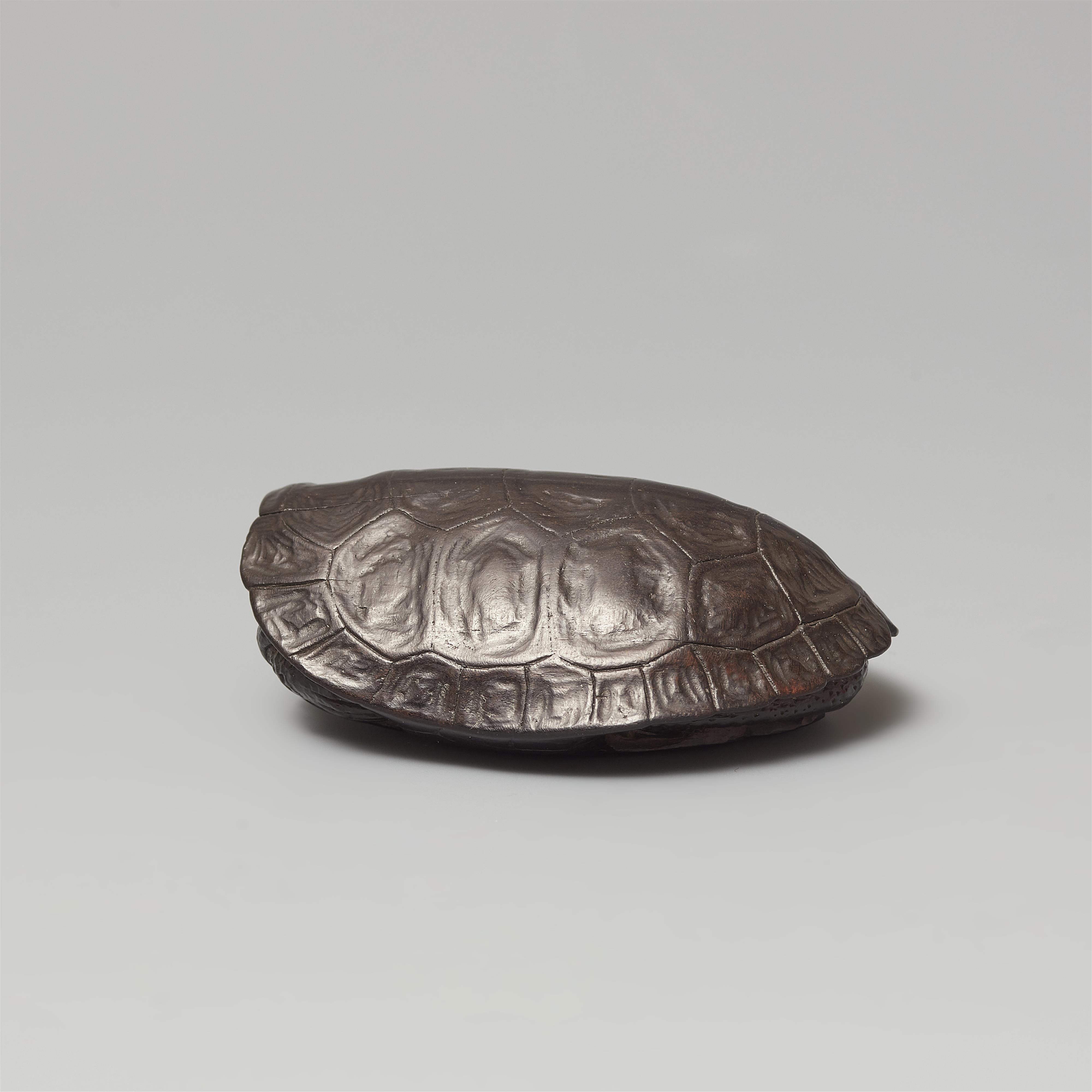 A large black wood netsuke of a tortoise. 19th century - image-4