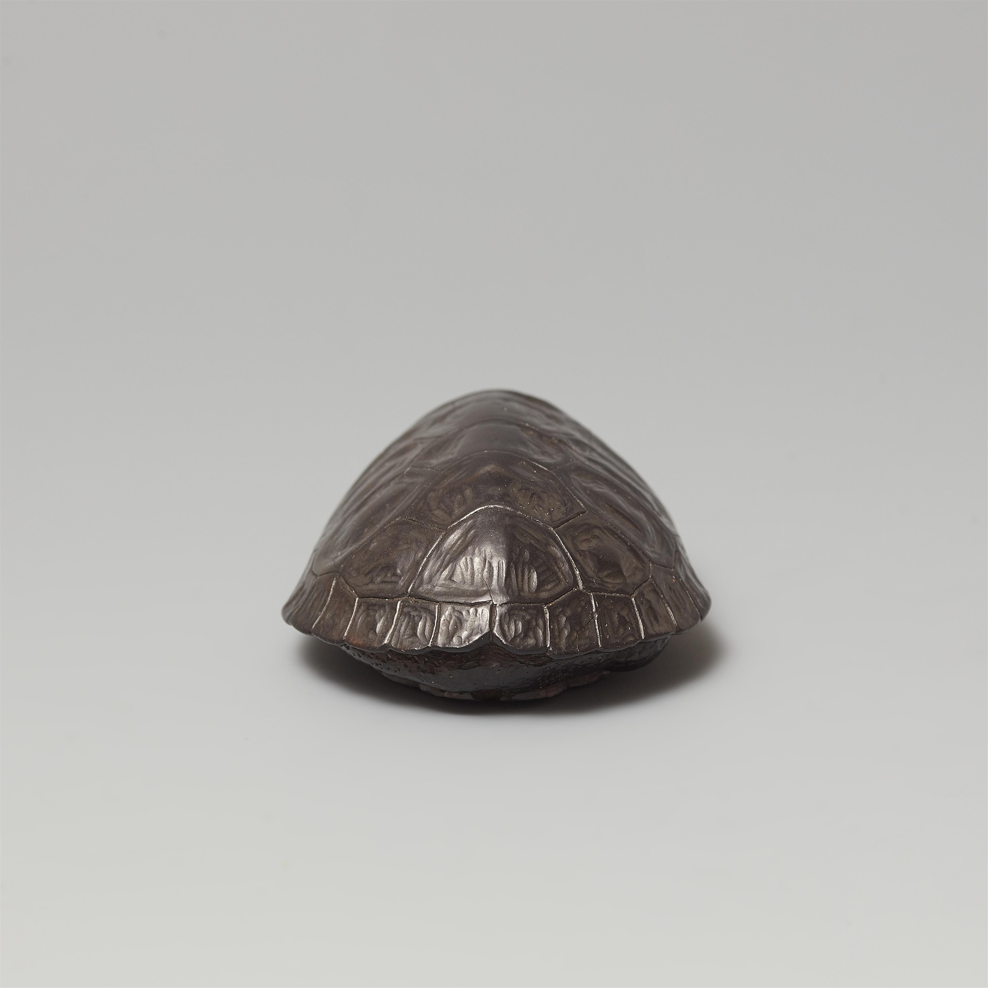 Netsuke einer großen Schildkröte. Schwarzes Holz. 19. Jh. - image-5