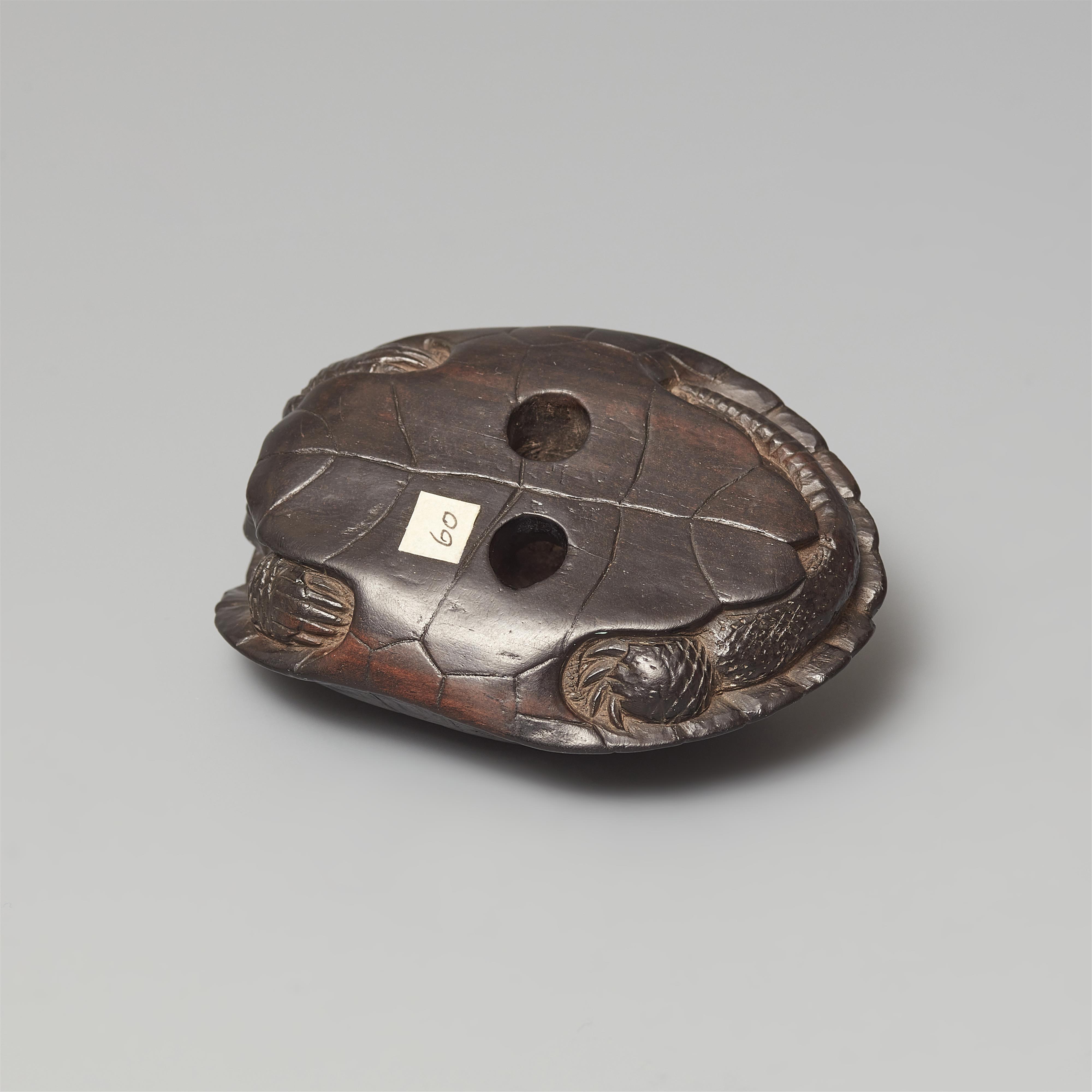 A large black wood netsuke of a tortoise. 19th century - image-6