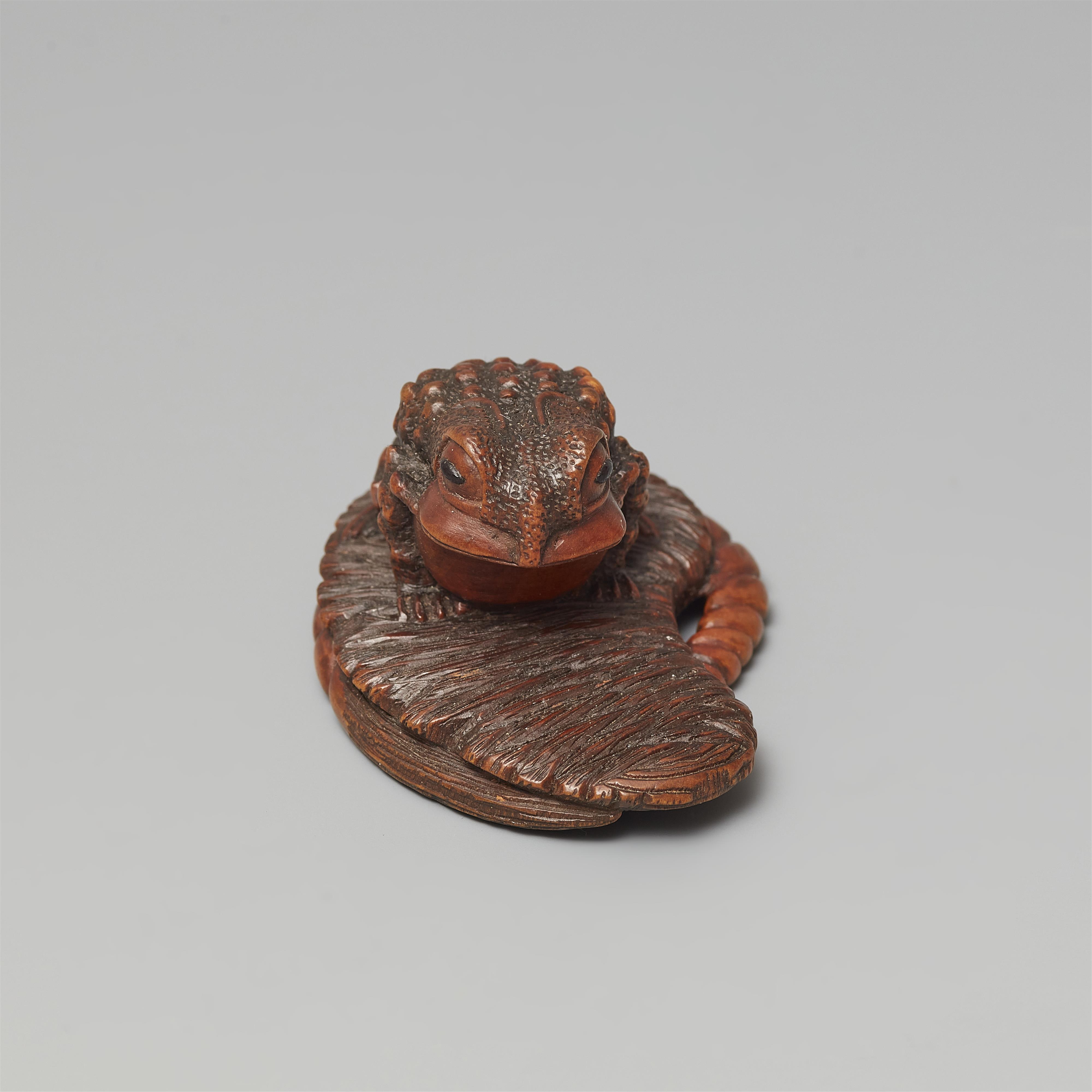 A boxwood netsuke of toad on a worn-out sandal by Masanao. Second half 19th century or later - image-2