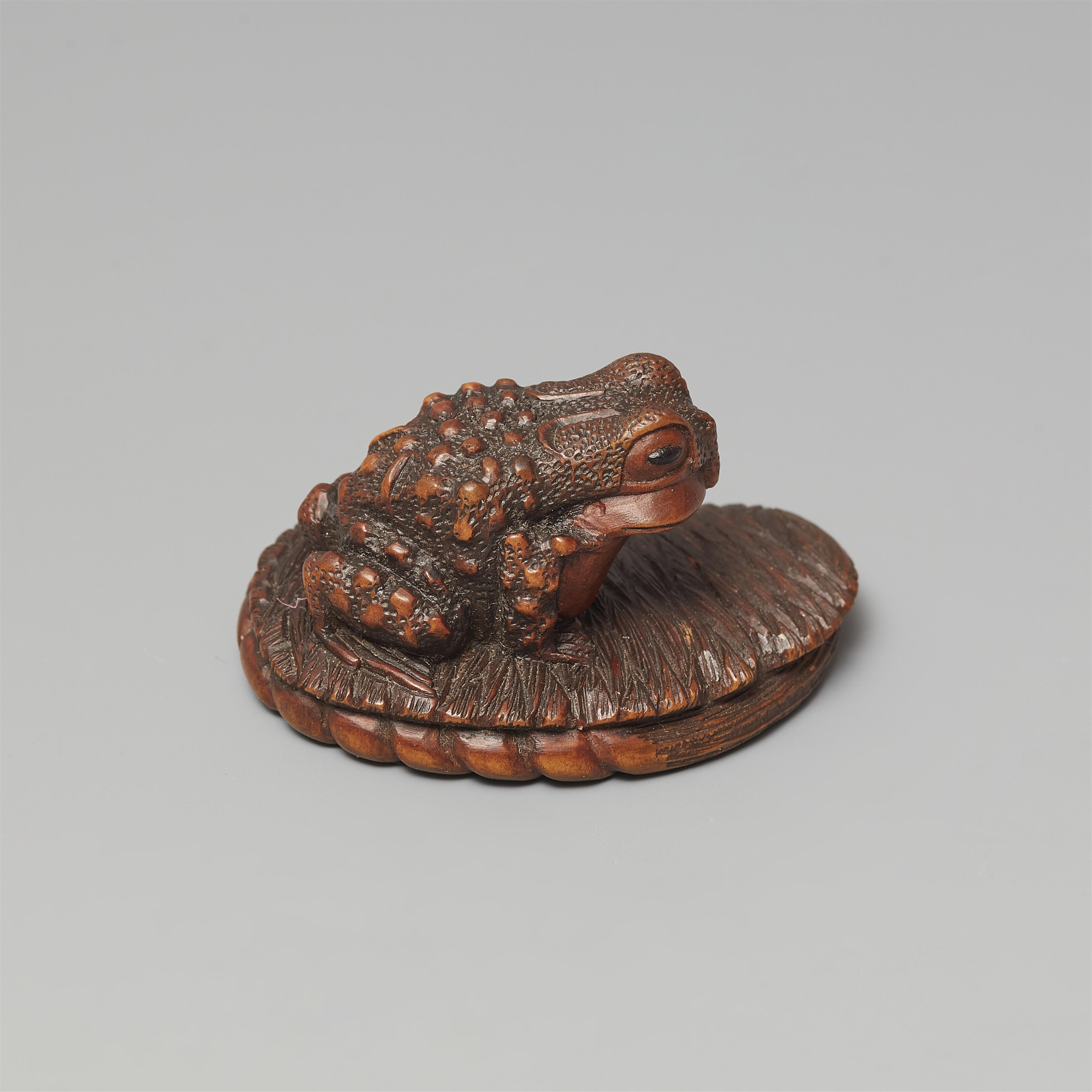 A boxwood netsuke of toad on a worn-out sandal by Masanao. Second half 19th century or later - image-3