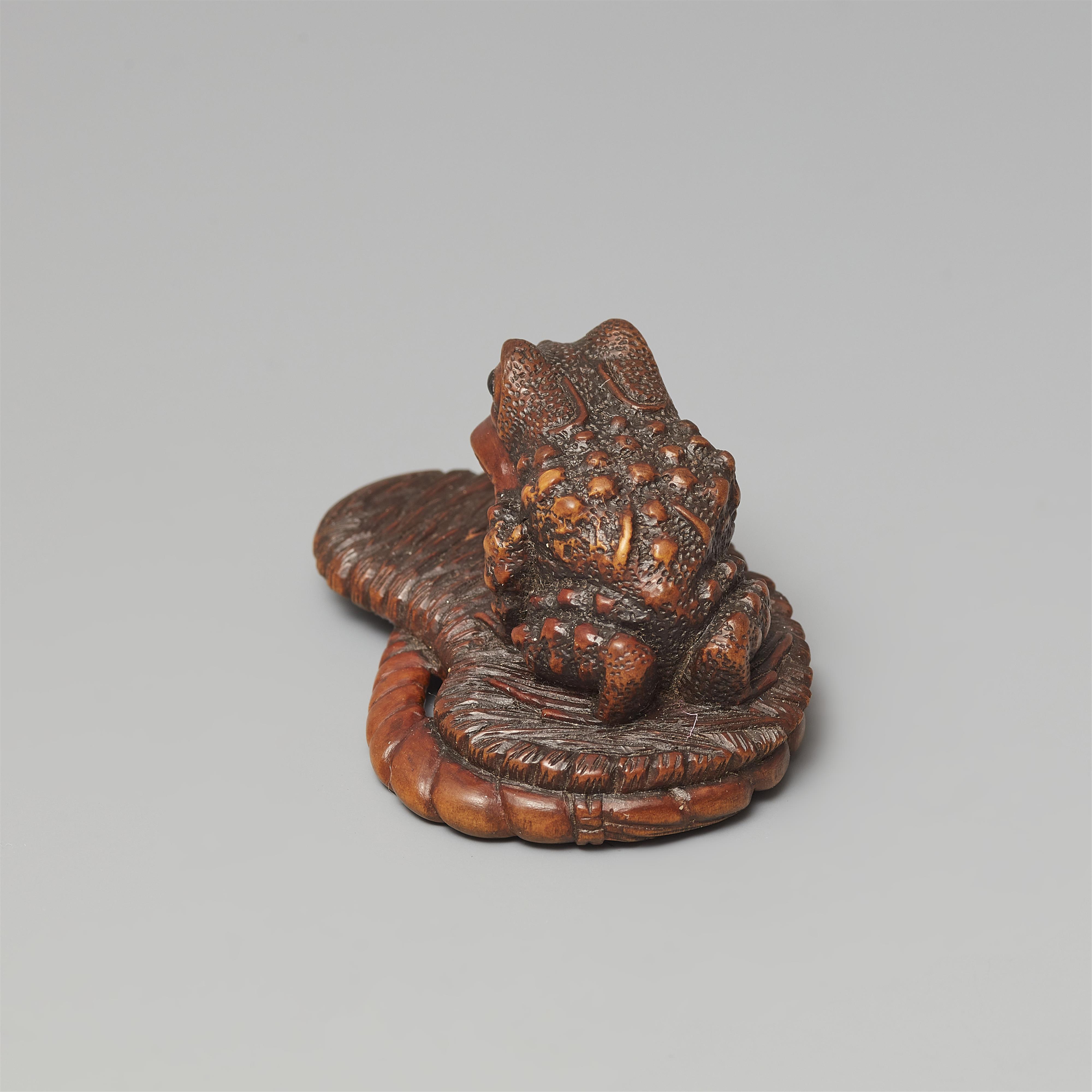 A boxwood netsuke of toad on a worn-out sandal by Masanao. Second half 19th century or later - image-4