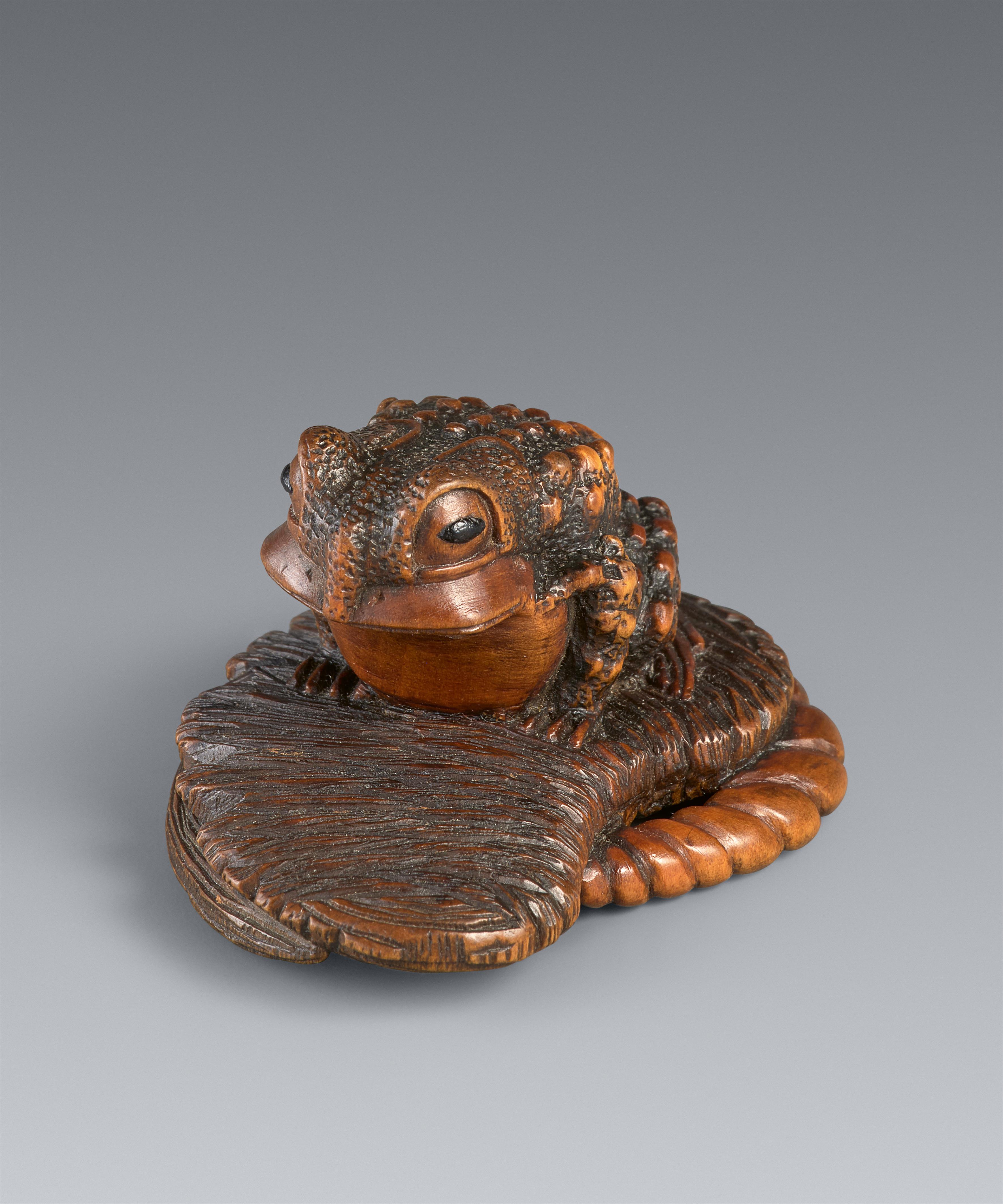 A boxwood netsuke of toad on a worn-out sandal by Masanao. Second half 19th century or later - image-1