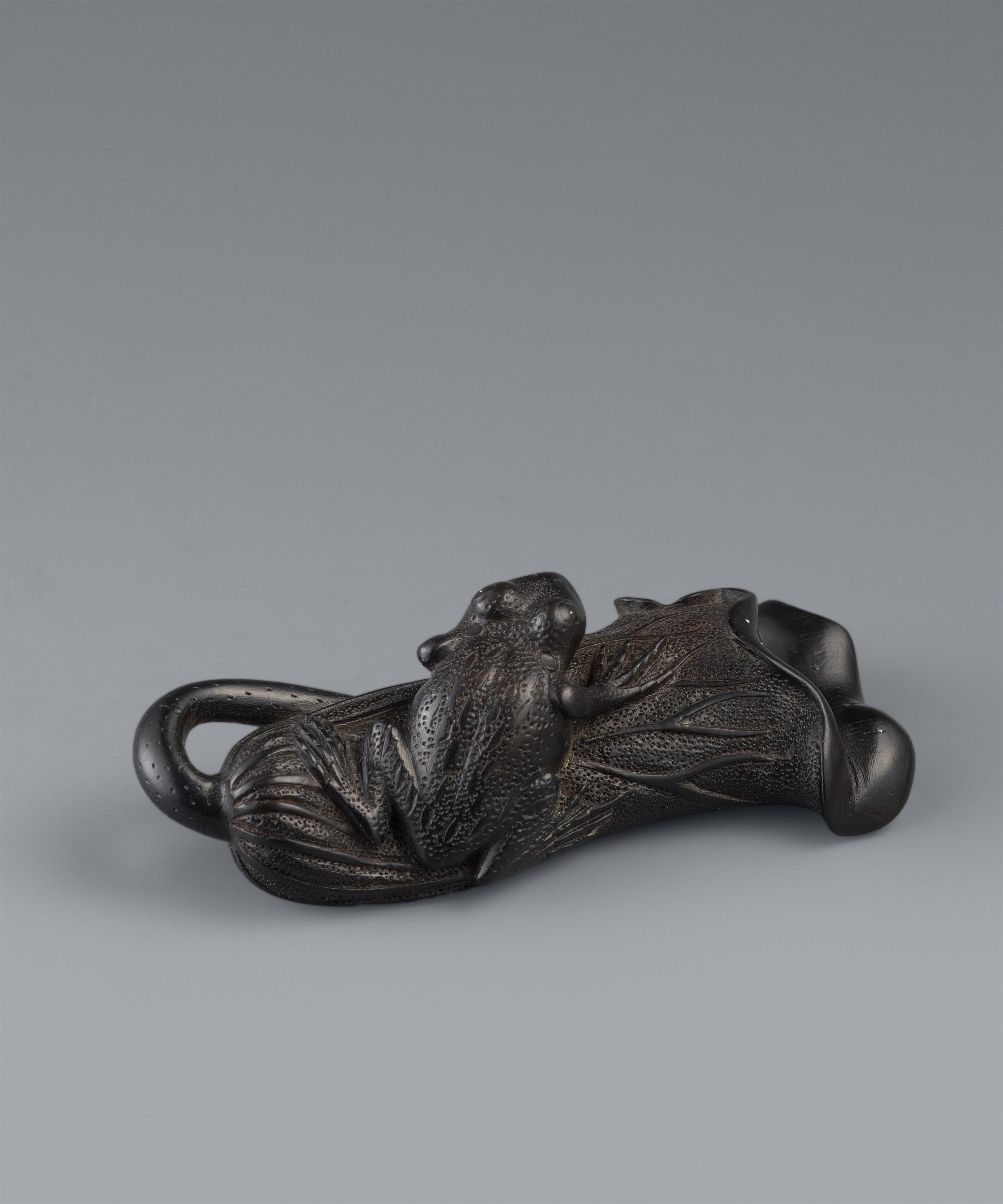 A large black wood netsuke of a frog on a folded lotus leaf. 19th century - image-2