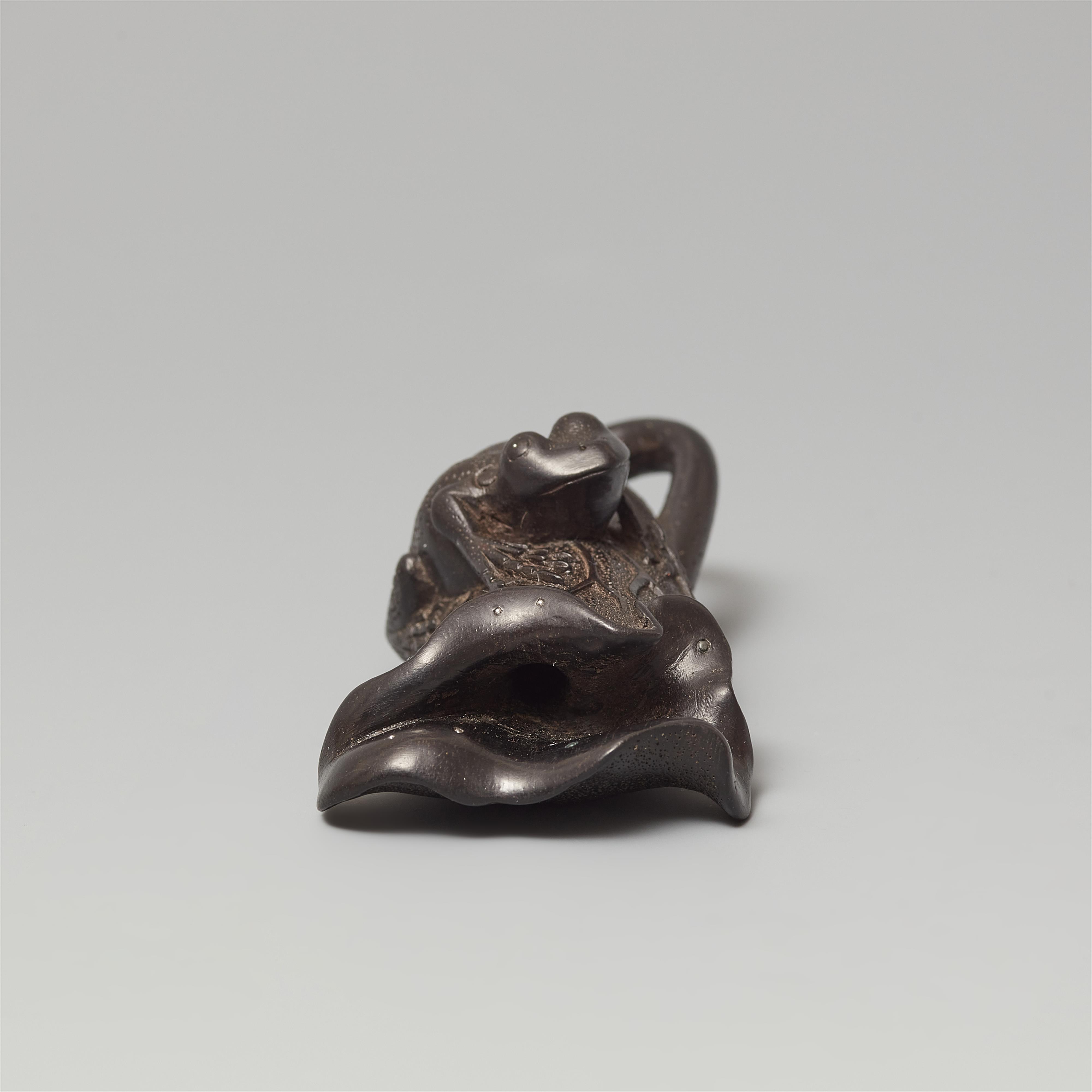 A large black wood netsuke of a frog on a folded lotus leaf. 19th century - image-4