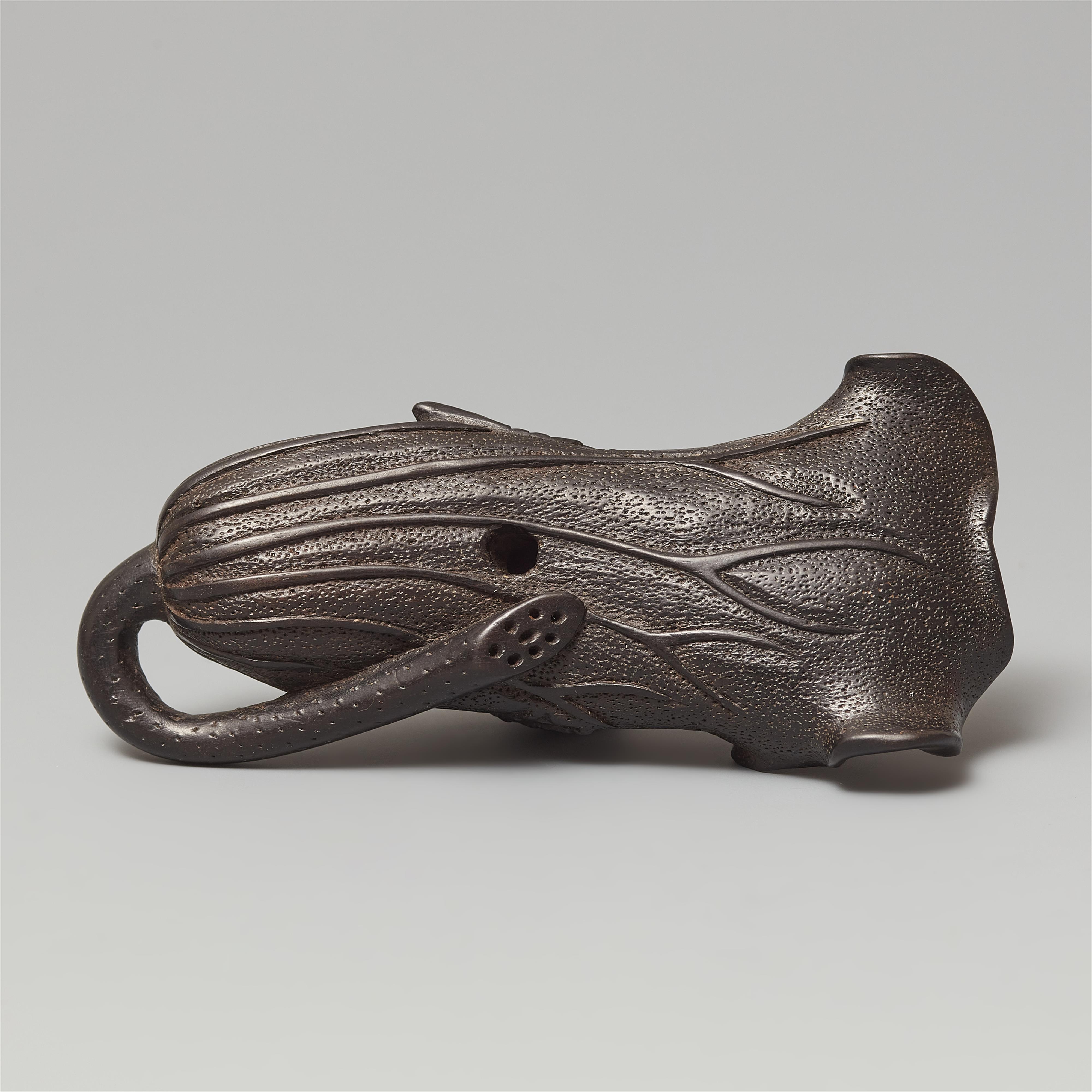 A large black wood netsuke of a frog on a folded lotus leaf. 19th century - image-5