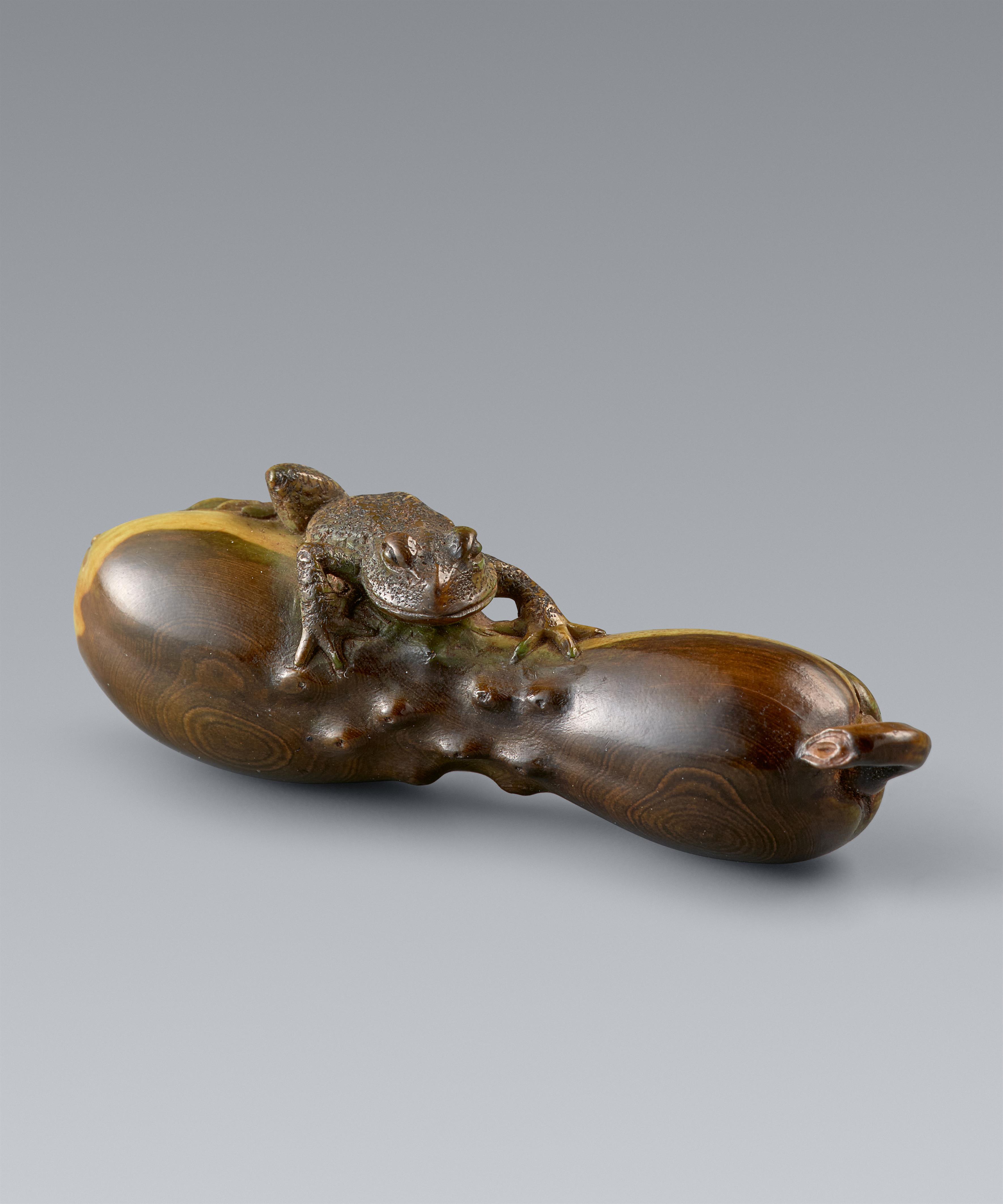 A small green and brown-stained ivory netsuke of a frog on a hechima by Getchu. Late 19th century - image-1