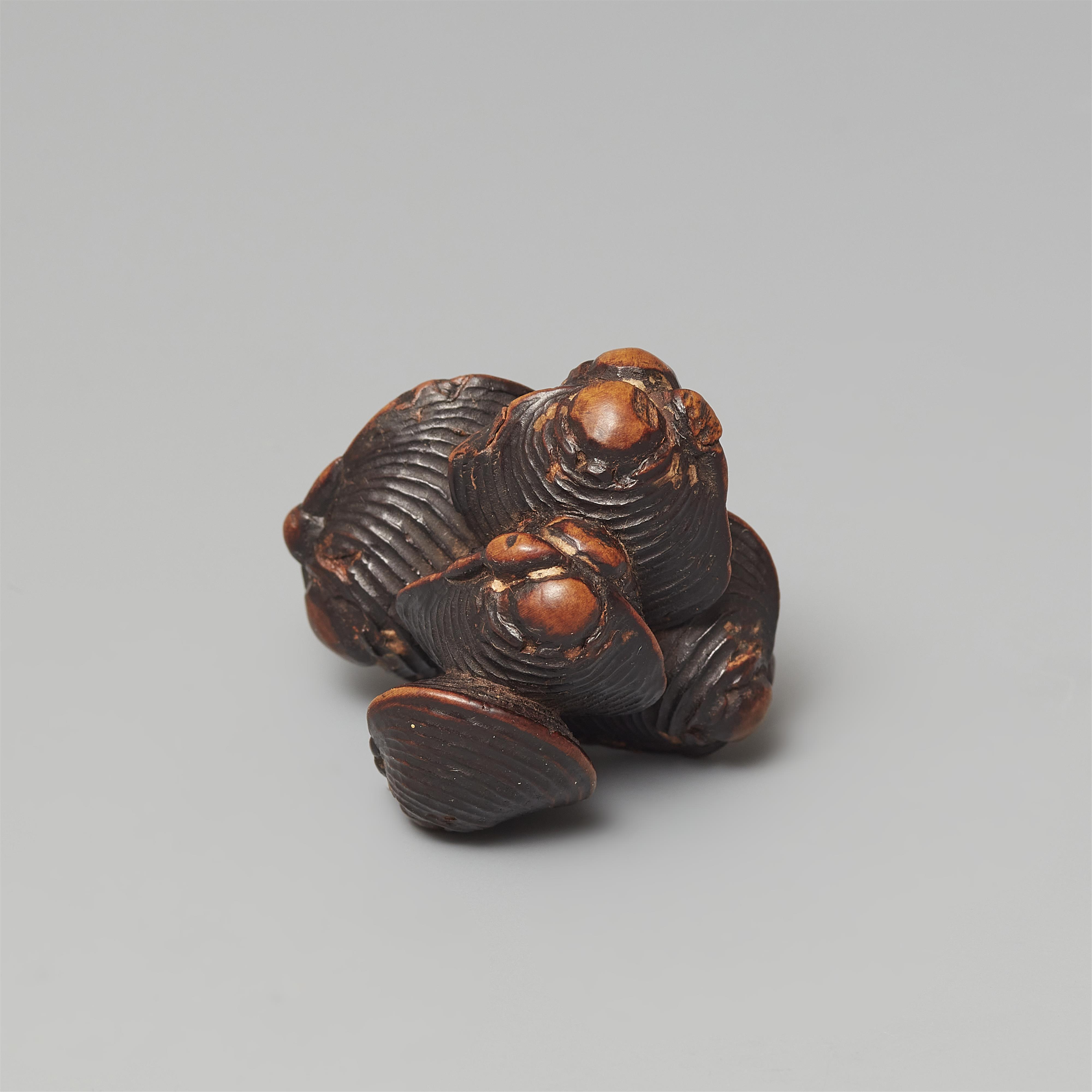 A boxwood netsuke of a group of shells by Sari. Early 19th century - image-3