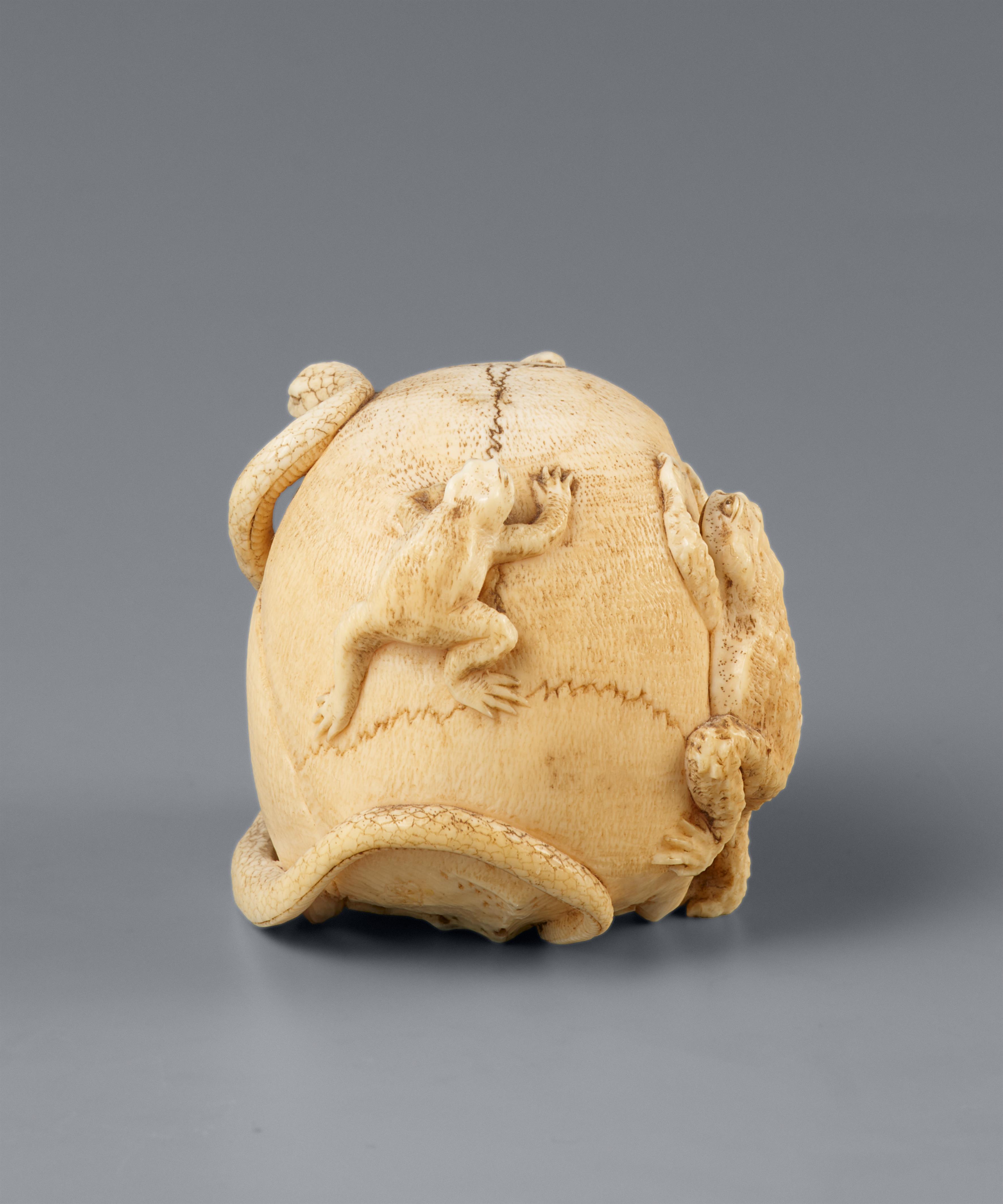 An ivory okimono-type netsuke of a skull and sansukumi. Second half 19th century - image-2