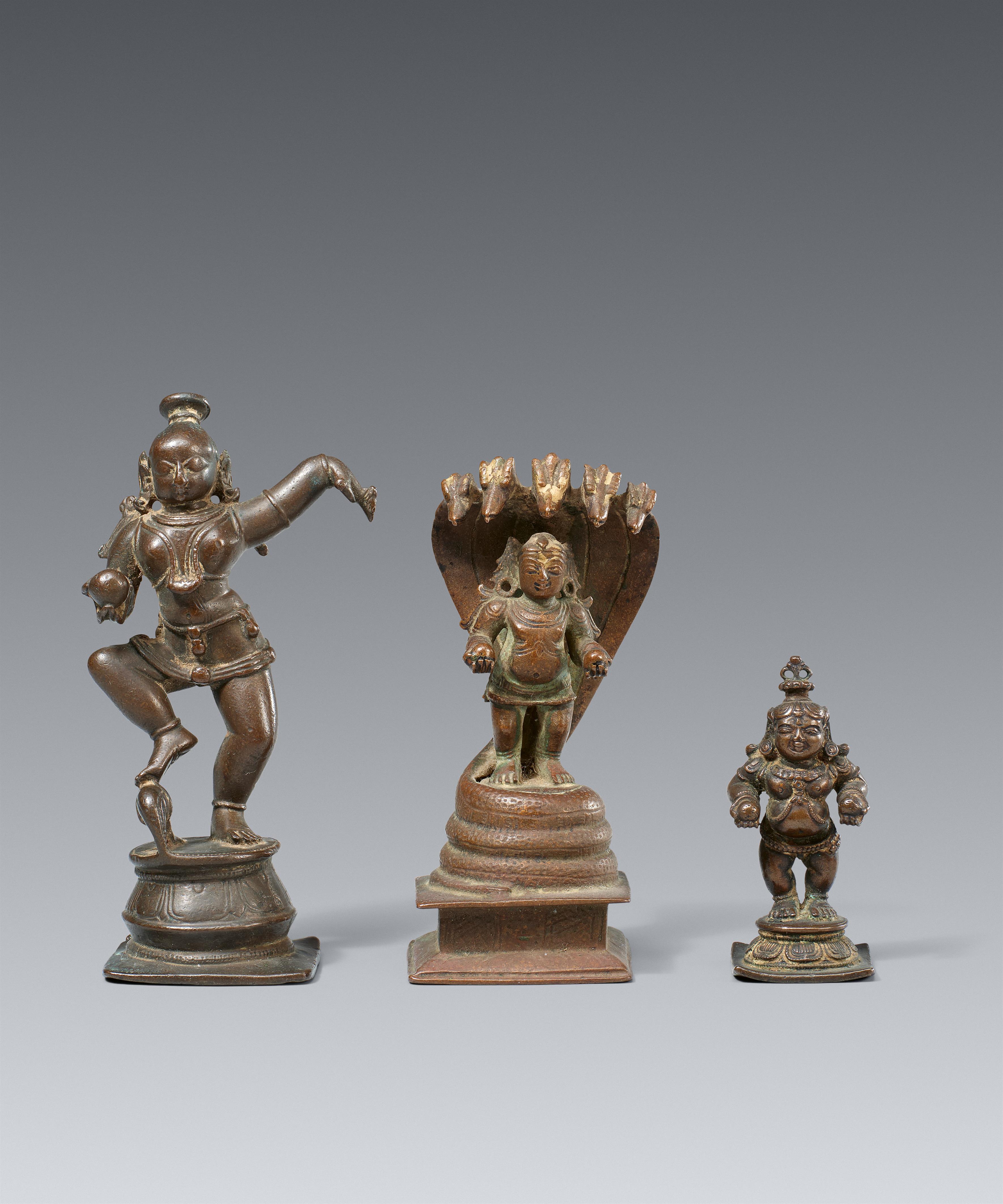 Drei Figuren des Krishna. Gelbguss. Süd-Indien. 19. Jh. und früher - image-1