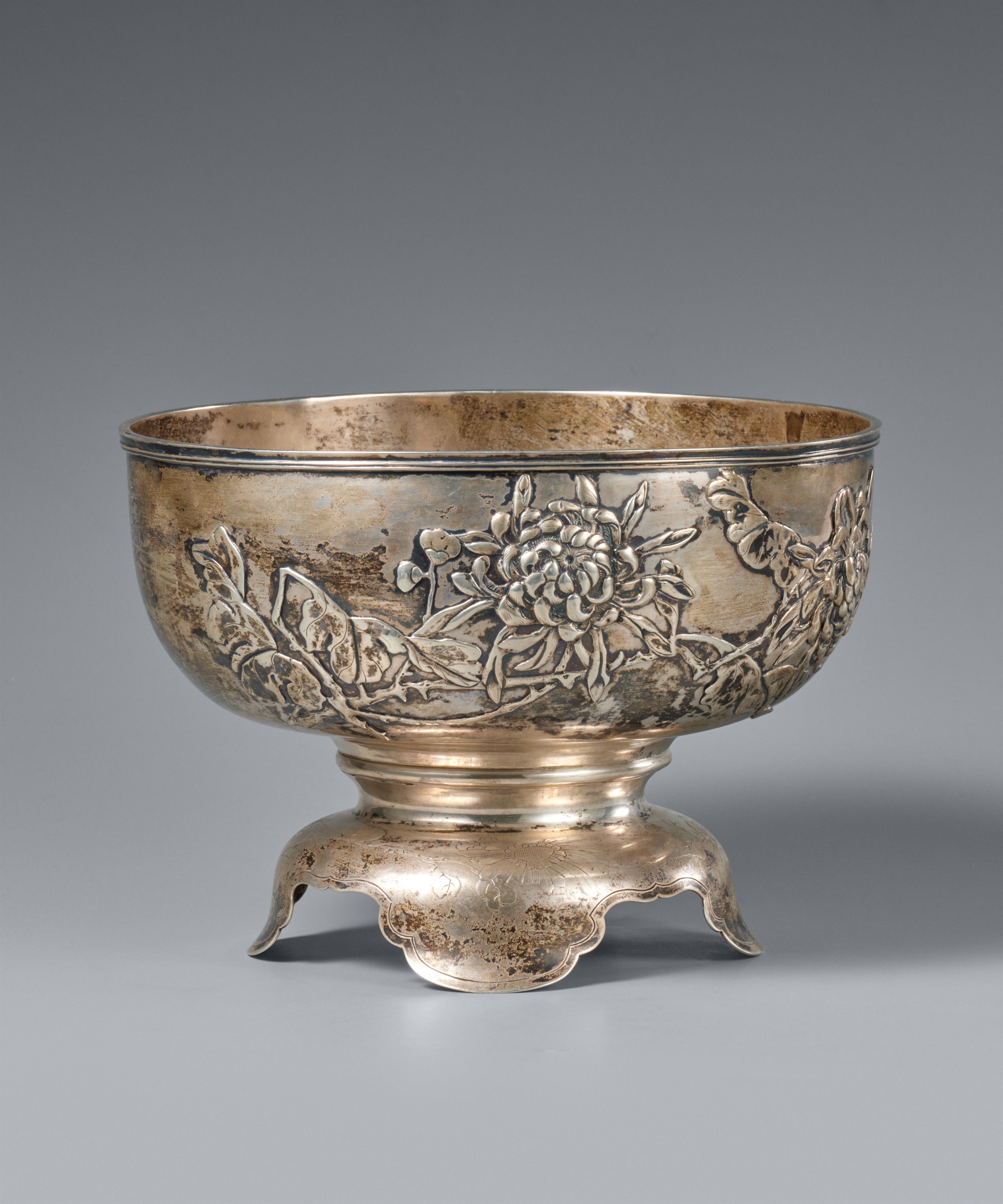 A Luenwo footed silver bowl. Shanghai. Around 1900 - image-2