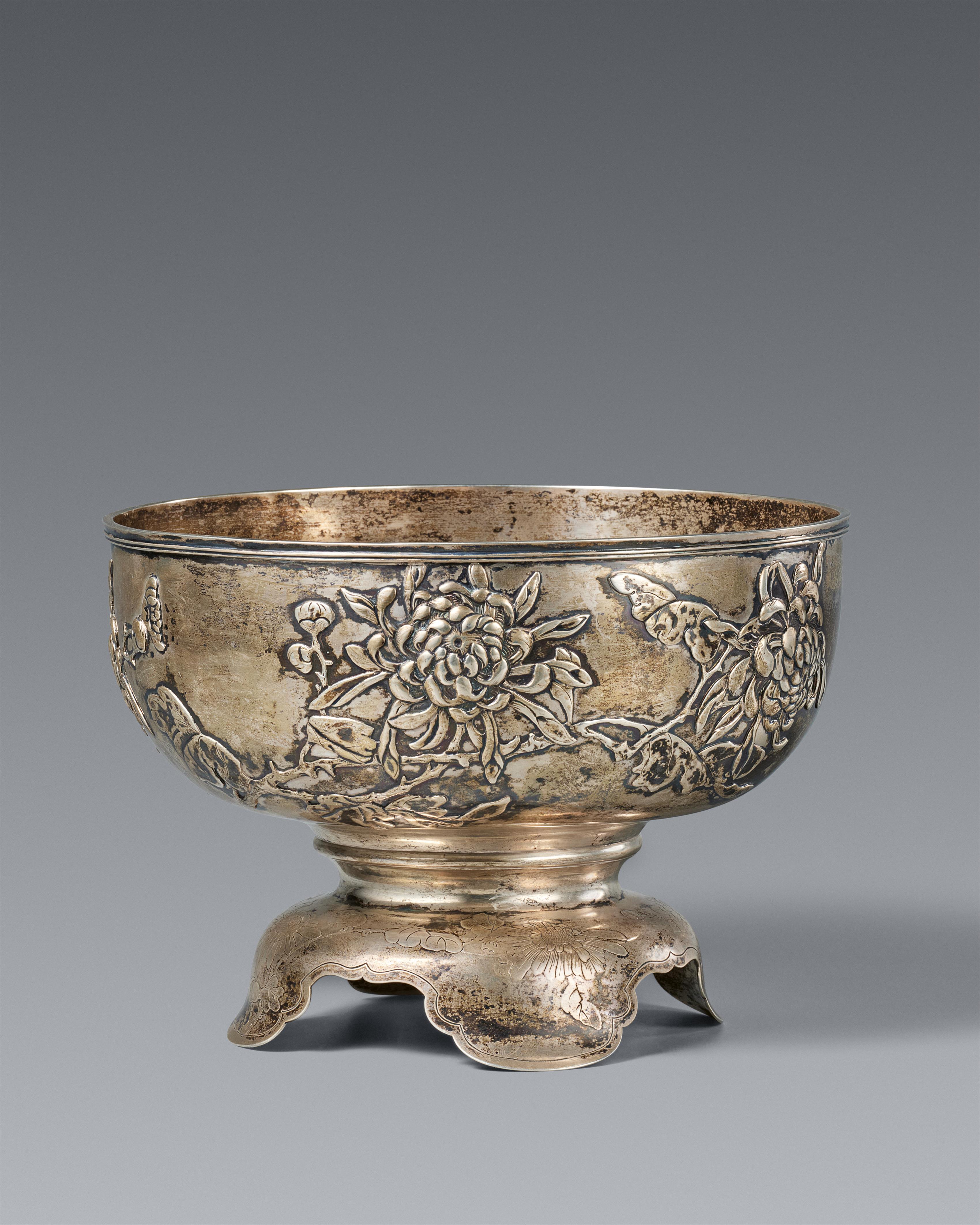 A Luenwo footed silver bowl. Shanghai. Around 1900 - image-1