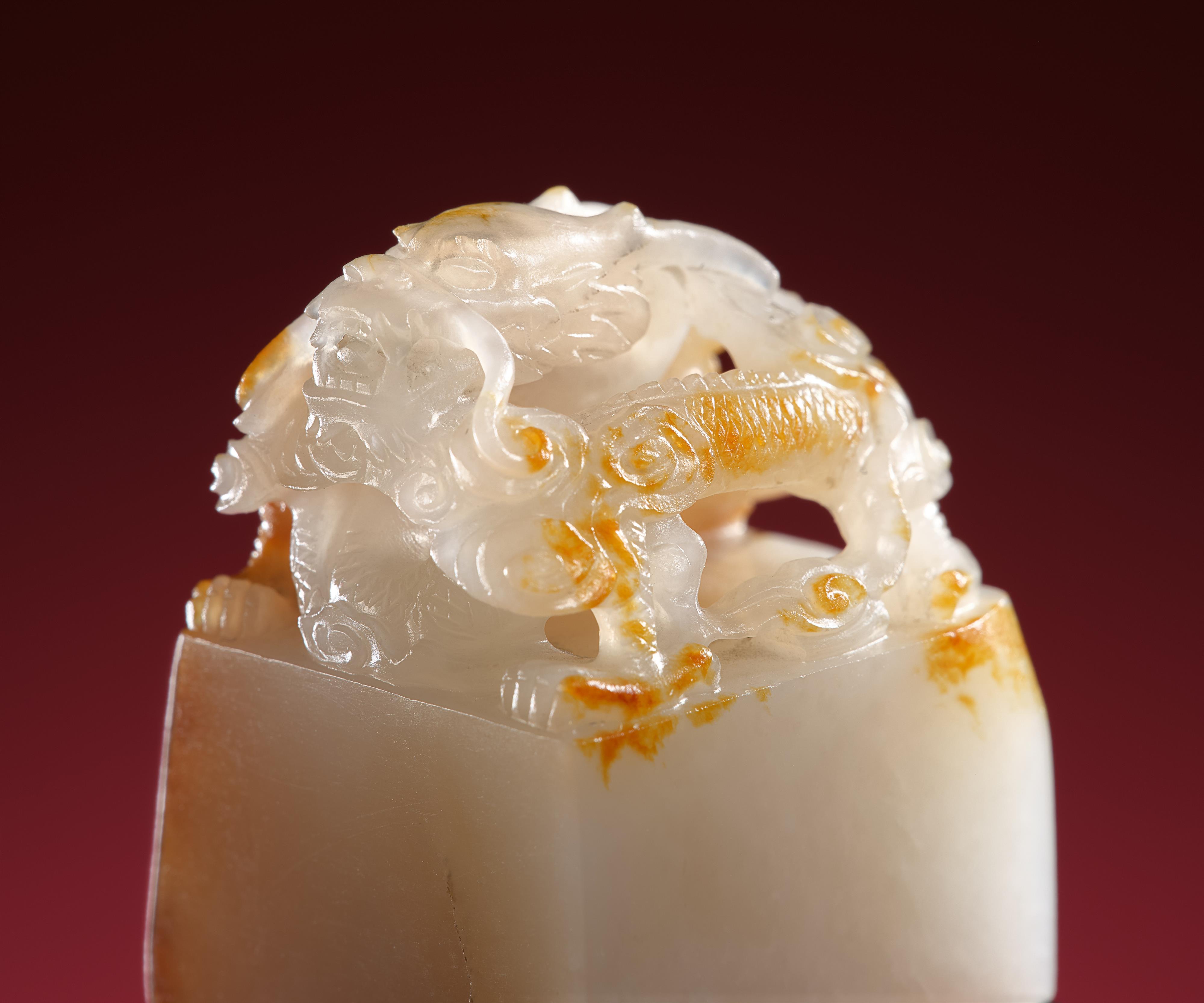 An extremely important pair of Imperial jade seals, "Guxi tianzi" and "Youri zizi". Qianlong period, around 1780-1789 - image-3