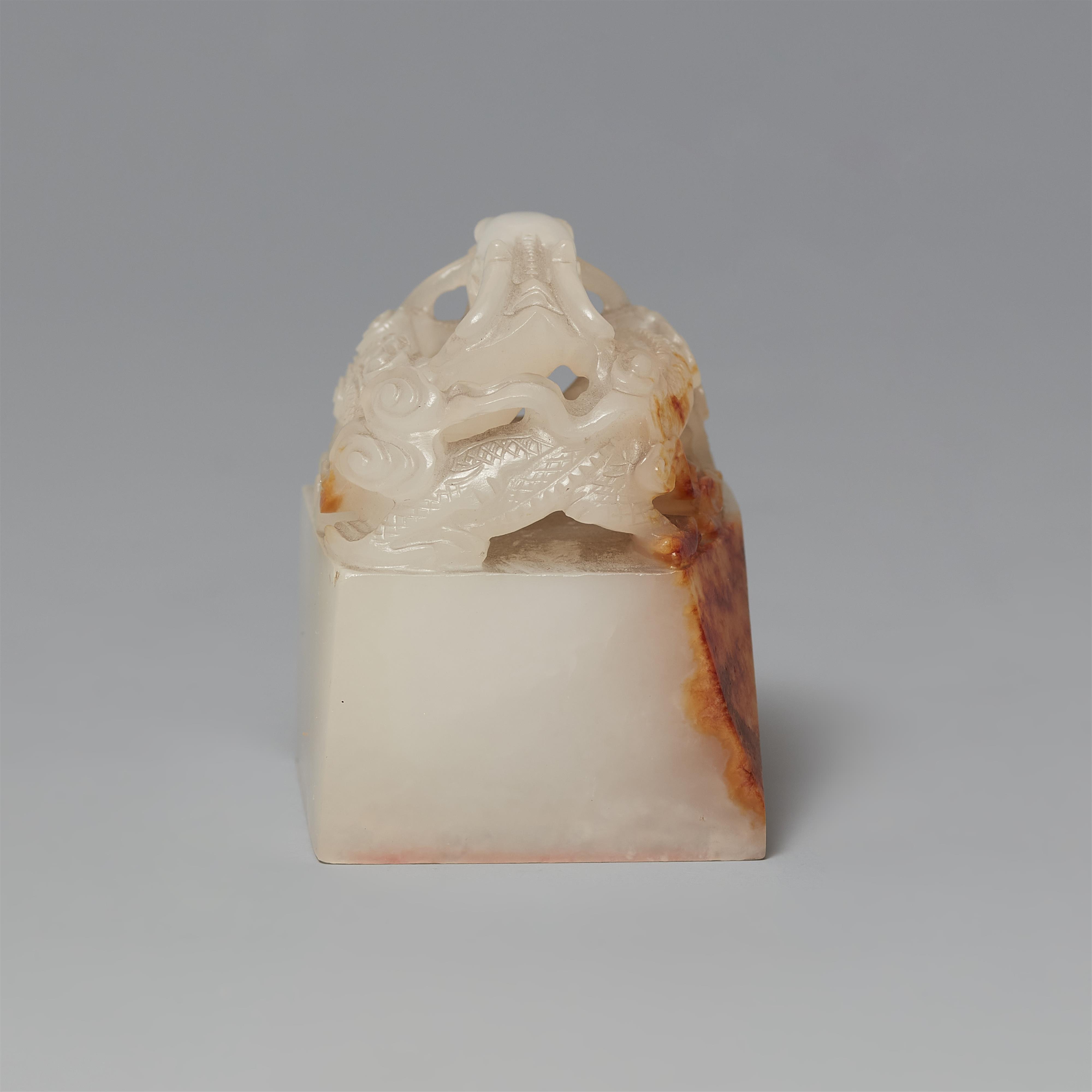 An extremely important pair of Imperial jade seals, "Guxi tianzi" and "Youri zizi". Qianlong period, around 1780-1789 - image-7