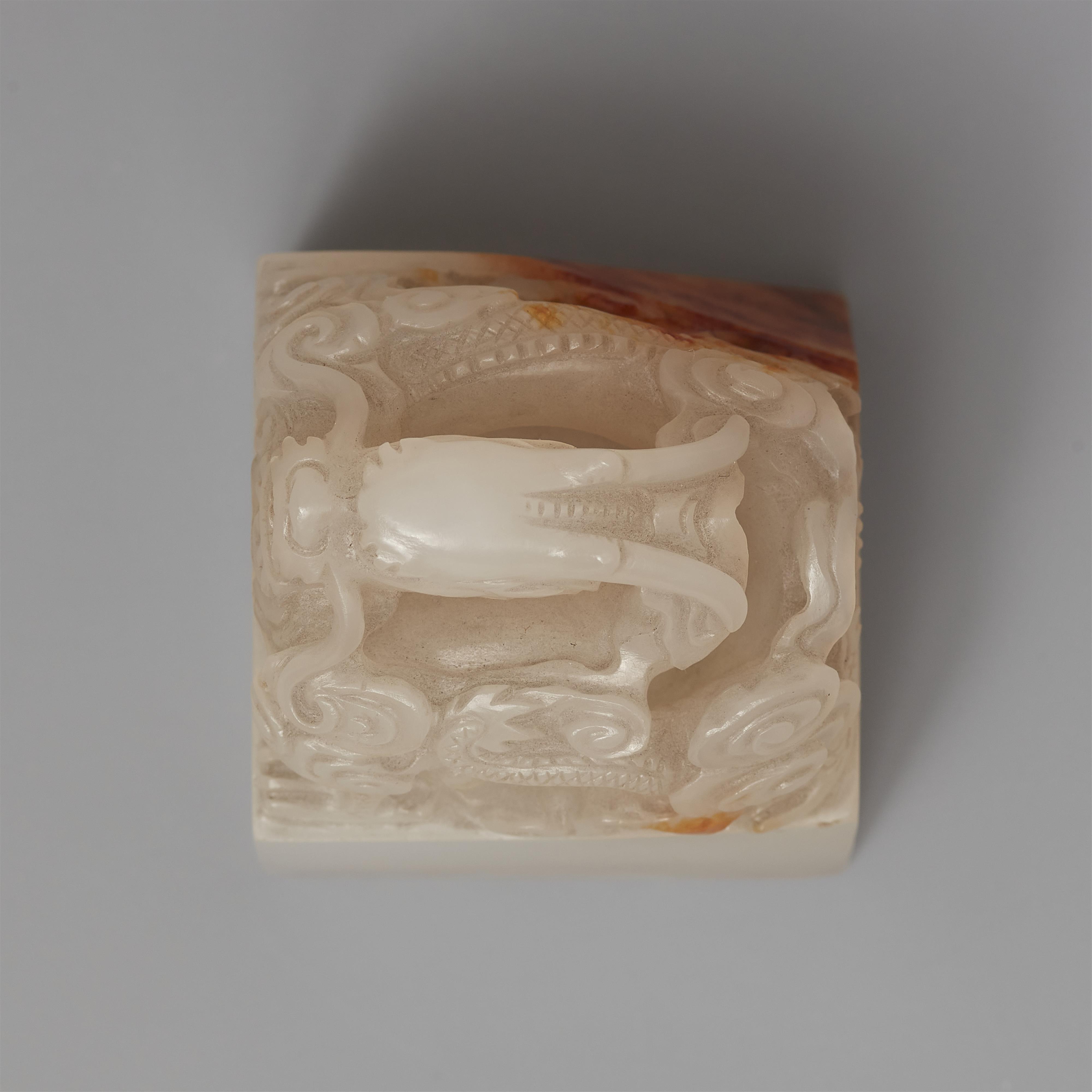 An extremely important pair of Imperial jade seals, "Guxi tianzi" and "Youri zizi". Qianlong period, around 1780-1789 - image-9