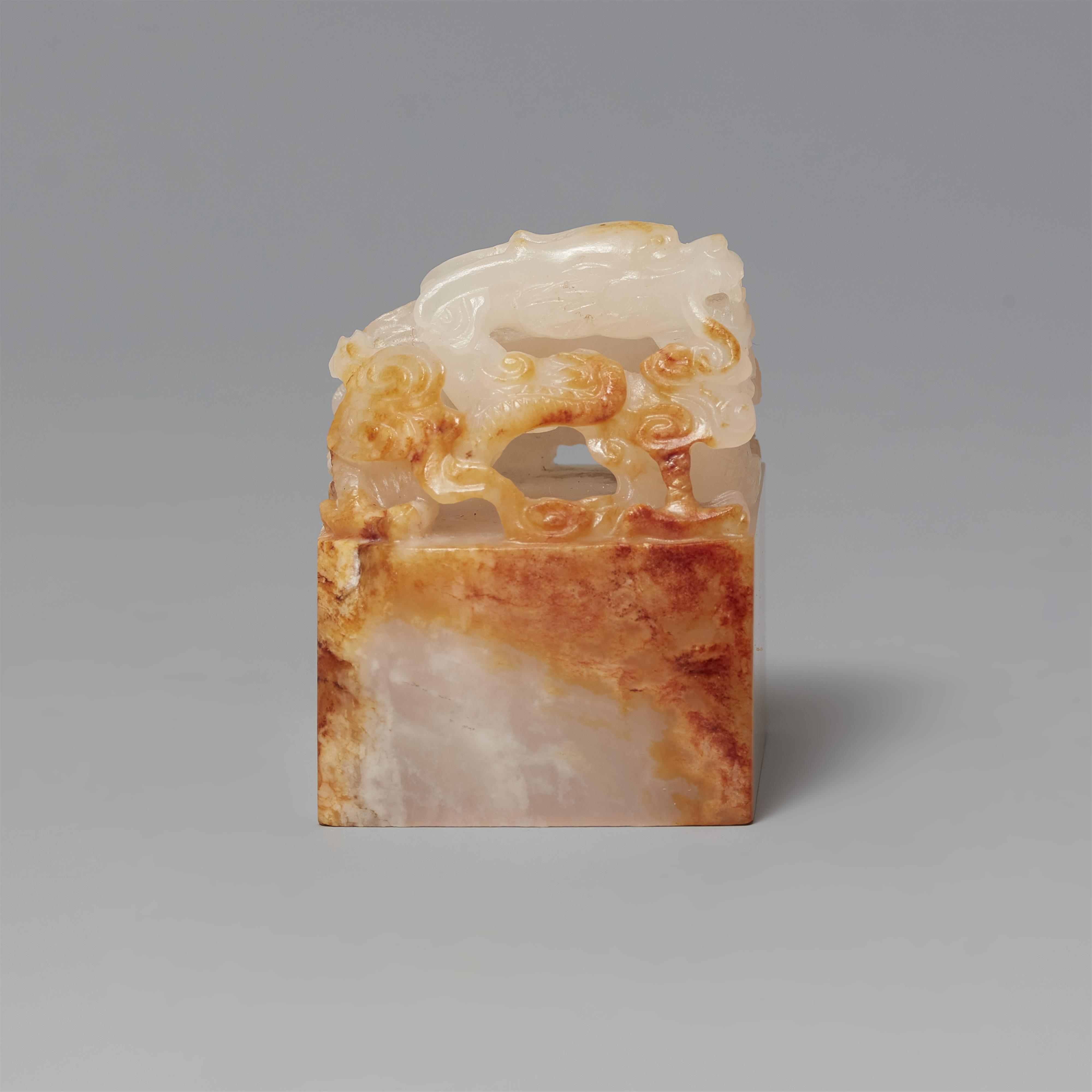 An extremely important pair of Imperial jade seals, "Guxi tianzi" and "Youri zizi". Qianlong period, around 1780-1789 - image-10