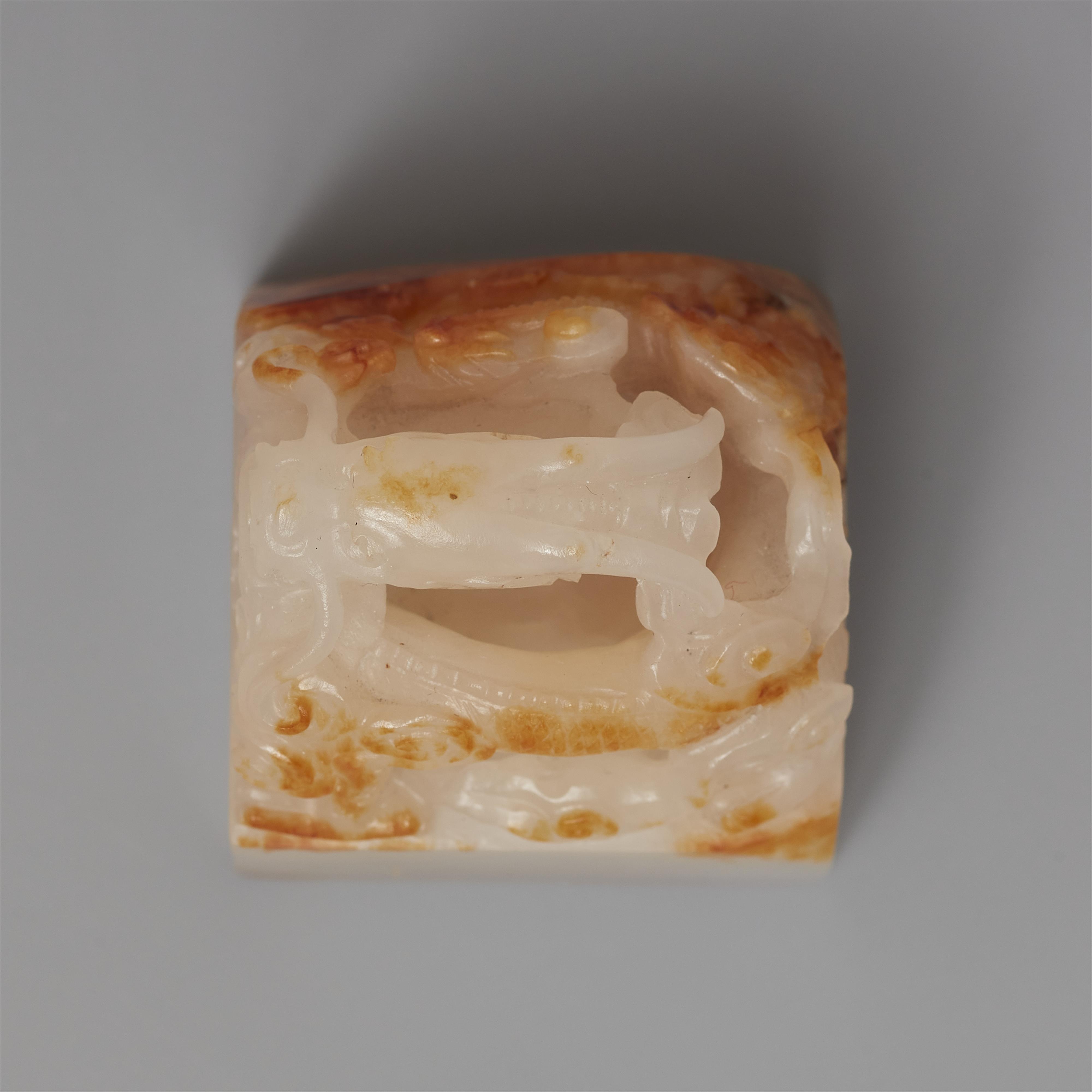 An extremely important pair of Imperial jade seals, "Guxi tianzi" and "Youri zizi". Qianlong period, around 1780-1789 - image-15