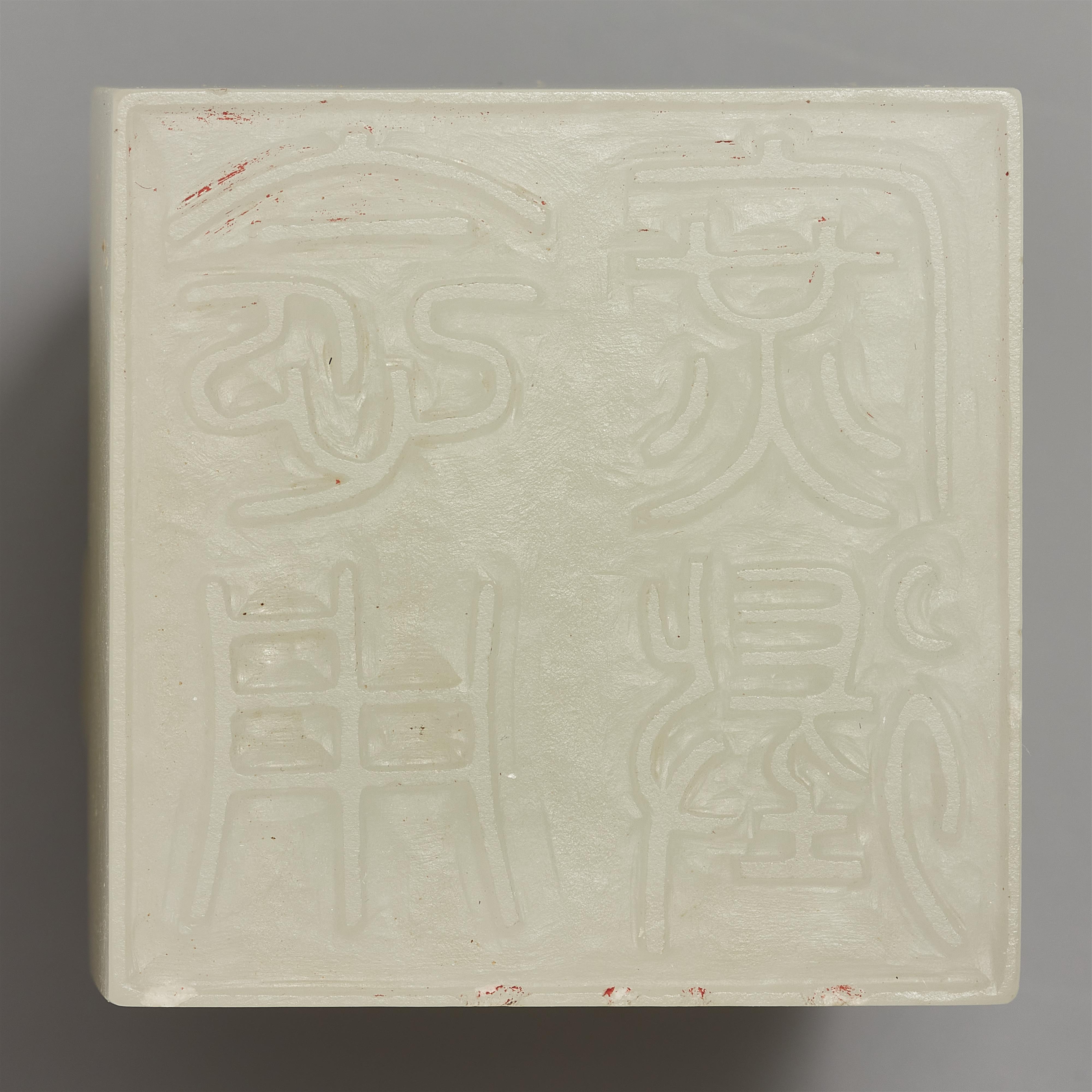 A pair of pale celadon Imperial chilong jade seals, "Xiangyong wufu" and "Nianyong shuzheng". Qianlong period, around 1790 - image-8