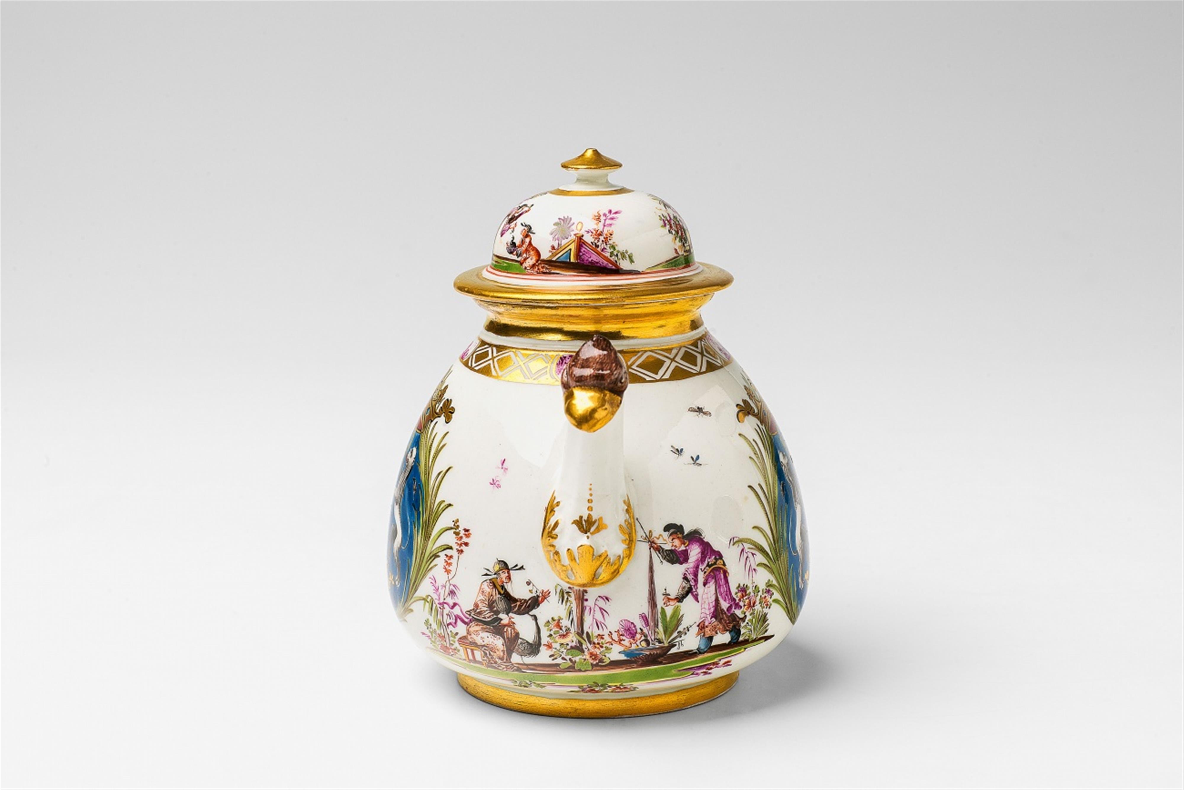 A Meissen porcelain teapot with rare heraldic decor - Lot 731