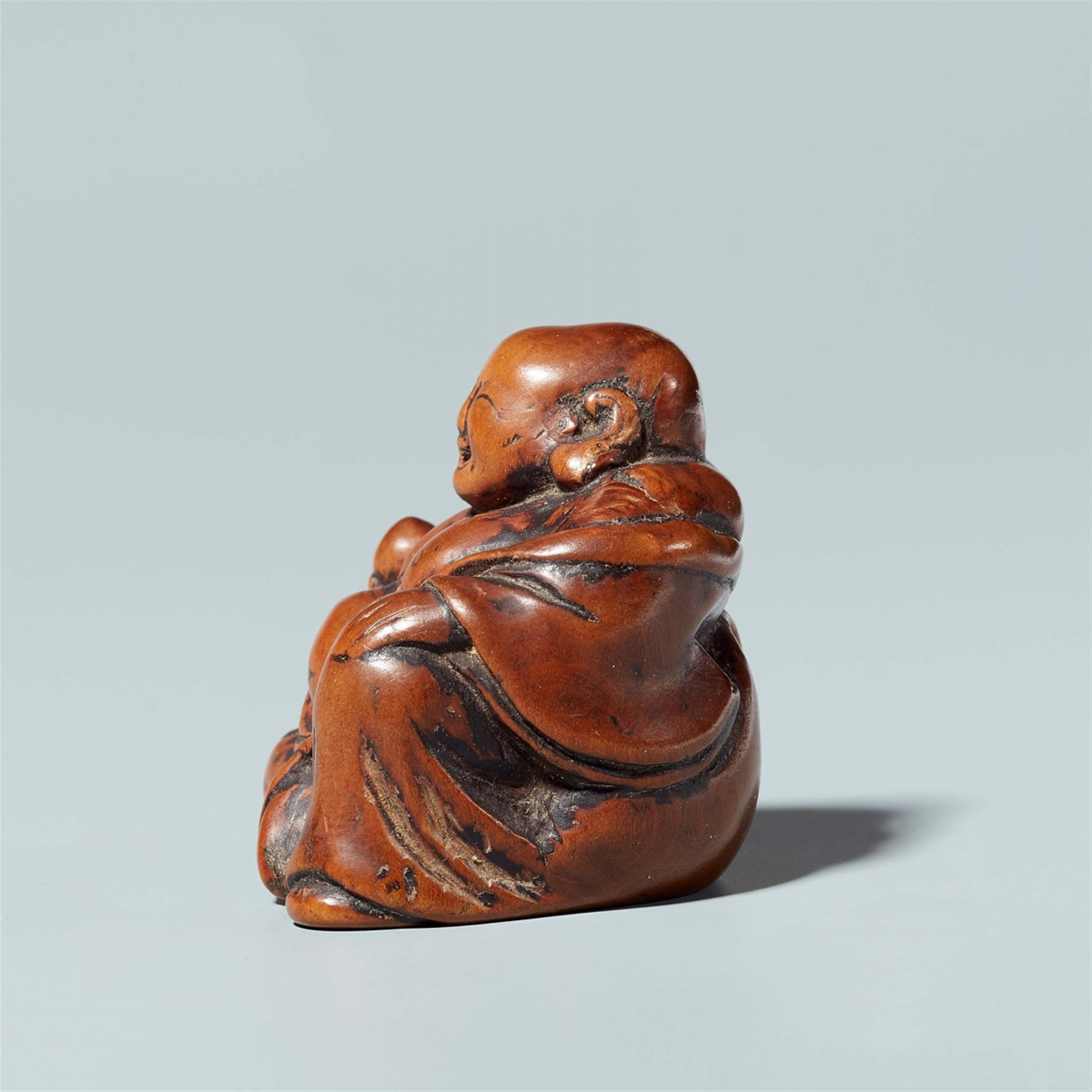 A boxwood netsuke of Hotei. 18th century - Lot 407