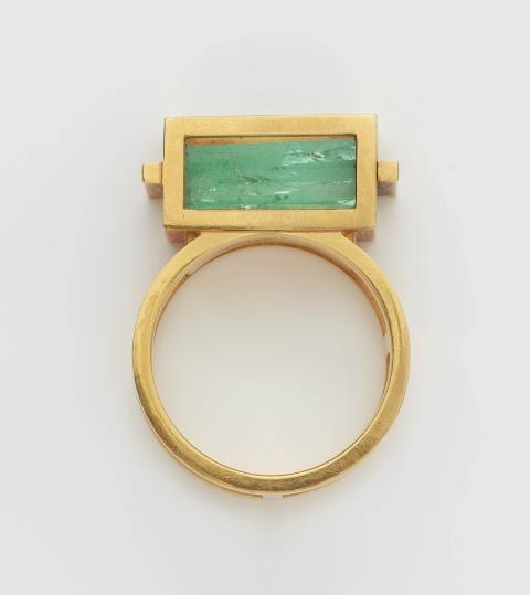 A German 18k gold and emerald prism gentleman's ring. - Lot 89