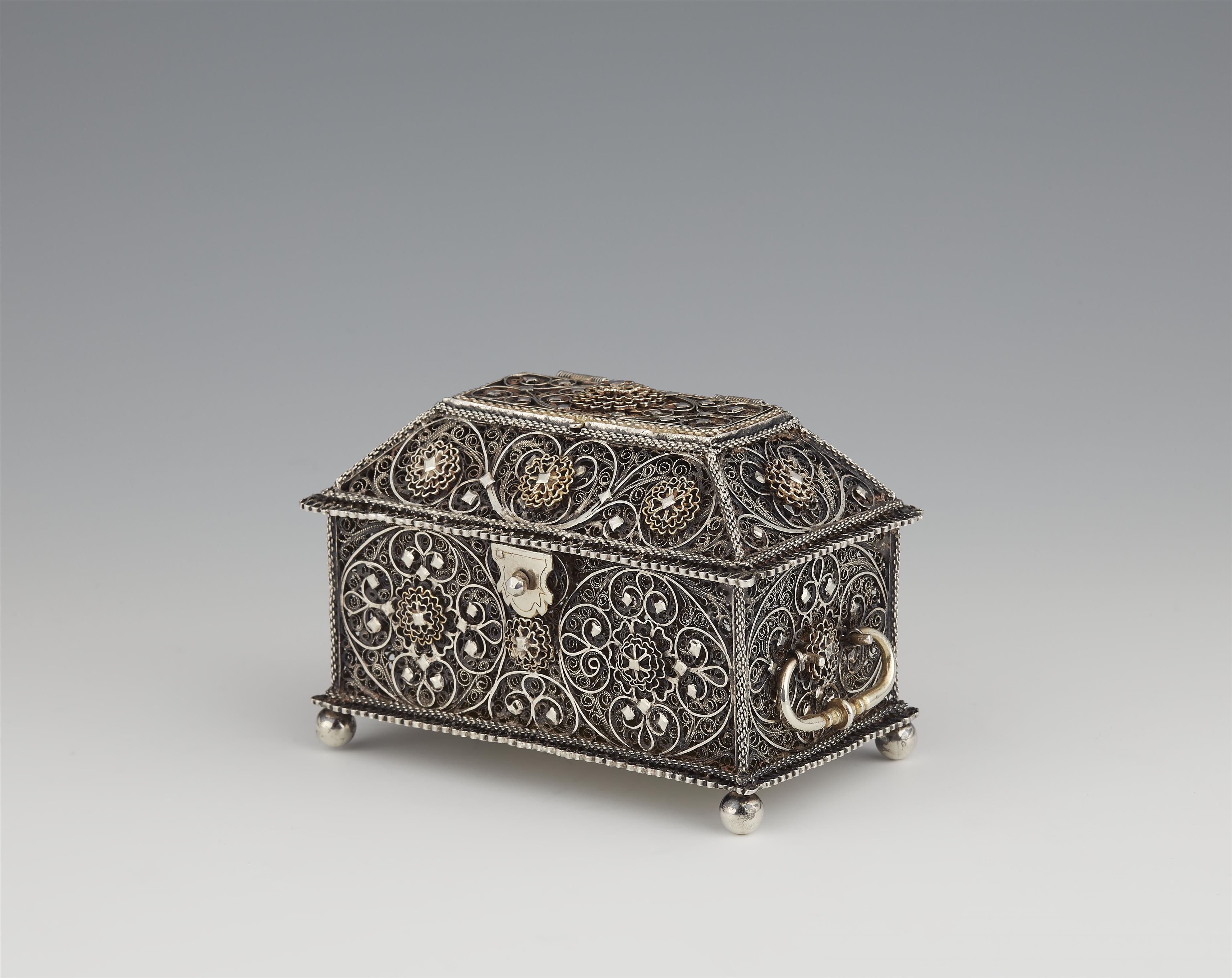 A parcel gilt silver filigree box - Lot 650