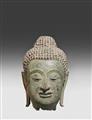 Kopf eines Buddha. Bronze. Thailand. Ayutthaya. 15. Jh., Sockel - image-1