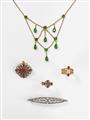 A 14k gold and peridot belle epoque garland form collier - image-2