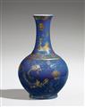 Puderblaue Vase mit Golddekor. 19. Jh. - image-1