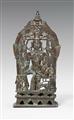 Jain-Altar der Ambika. Bronze mit Einlagen aus Silber. Gujarat/Rajasthan. Datiert 1501 - image-2