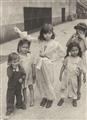 Helen Levitt - Untitled (Playing children, New York) - image-7