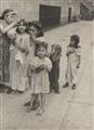 Helen Levitt - Untitled (Playing children, New York) - image-8