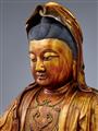 Große Figur eines Guanyin. Holz mit vergoldeter Lackfassung, Modelliermasse, Hanfgewebe. 17./18. Jh. - image-3