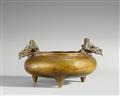A large and heavy bronze incense burner. Qing dynasty - image-1
