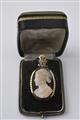 An 18k gold pendant with a large agate cameo - image-1