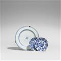 A blue and white dish and two small dishes. 17th/18th century - image-1