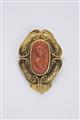 A Victorian 18k gold cameo brooch - image-1